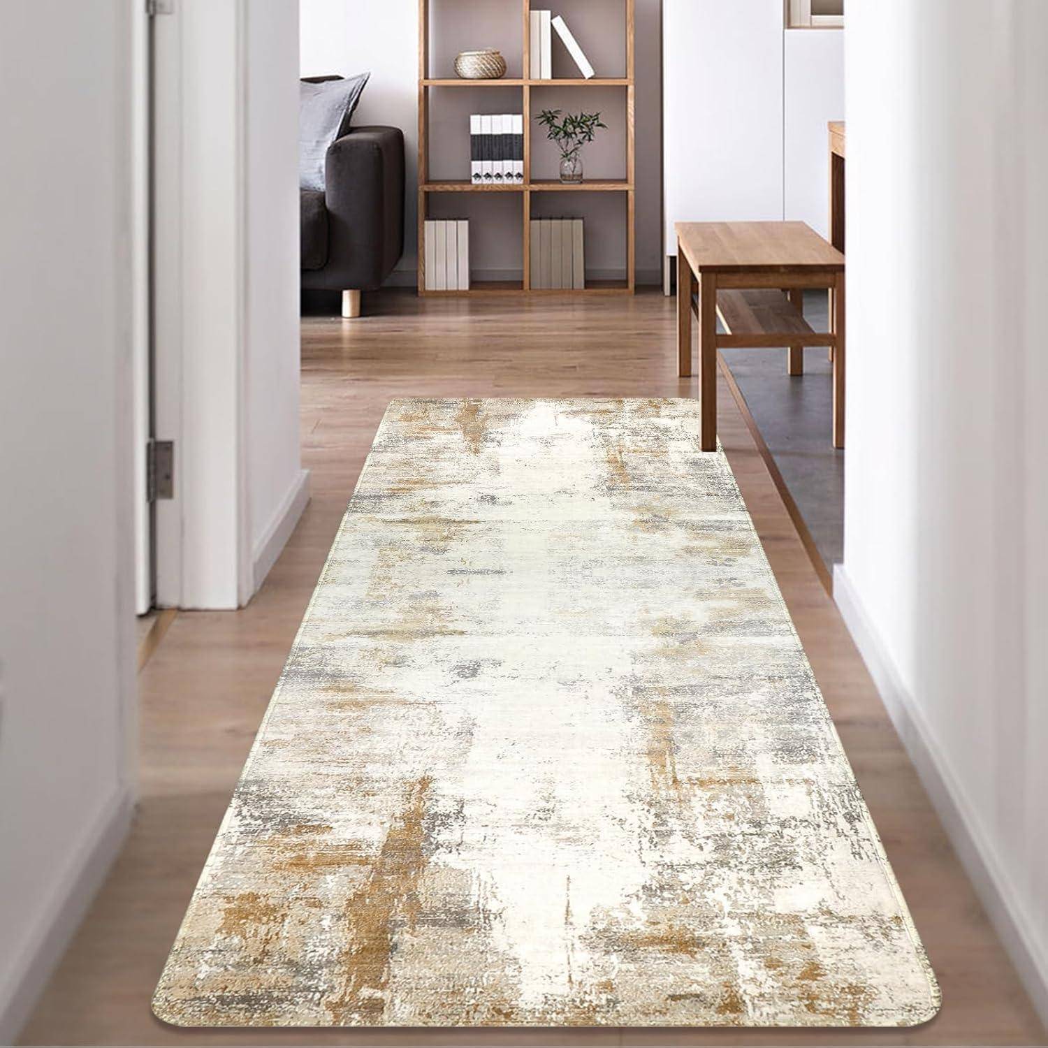Ein strukturierter beige-grauer Teppich auf einem Holzflur, der zu einem Wohnbereich mit einem Sofa, Bücherregalen und einem Tisch im Hintergrund führt.