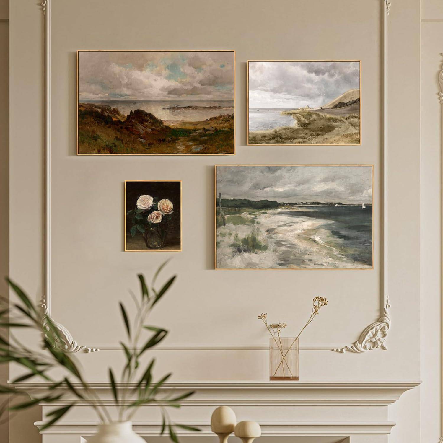Eine Wand mit drei Landschaftsgemälden und einem Stillleben mit Blumen. Darunter ein kleines Gefäß mit getrockneten Blumen auf einem Regal.