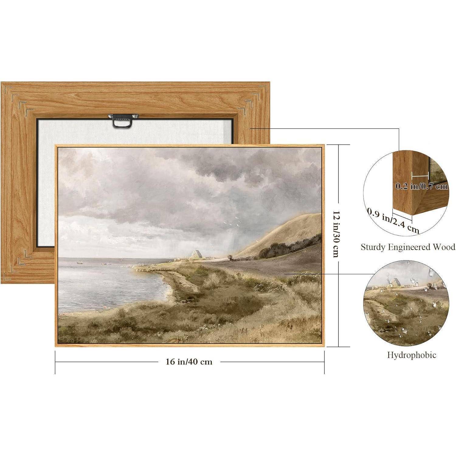 Ein Küstengemälde mit bewölktem Himmel in einem Holzrahmen. Abmessungen: 12 Zoll/30 cm Höhe, 16 Zoll/40 cm Breite. Der Rahmen besteht aus stabilem Konstruktionsholz.