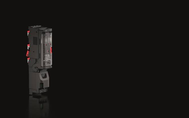 Eine detaillierte graue mechanische Komponente mit roten Akzenten vor dunklem Hintergrund, die komplexe Strukturen und Designelemente hervorhebt.