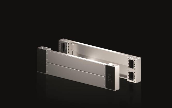 Zwei silberne metallische rechteckige Objekte auf einem schwarzen Hintergrund, die Löcher und Schlitze an den Enden aufweisen, möglicherweise industrielle Komponenten.