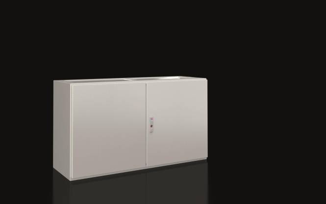 Ein schlichter, hellgefärbter Schrank mit zwei Türen steht vor einem schwarzen Hintergrund.