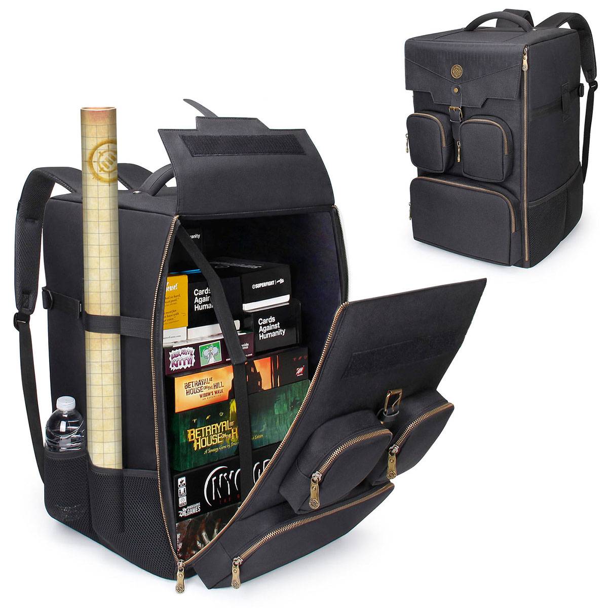 Ein schwarzer Gaming-Rucksack, der ein offenes Fach mit Brettspielen, Würfeln und einer aufgerollten Karte zeigt. Er verfügt über mehrere Taschen und einen seitlichen Schlitz für eine Wasserflasche.