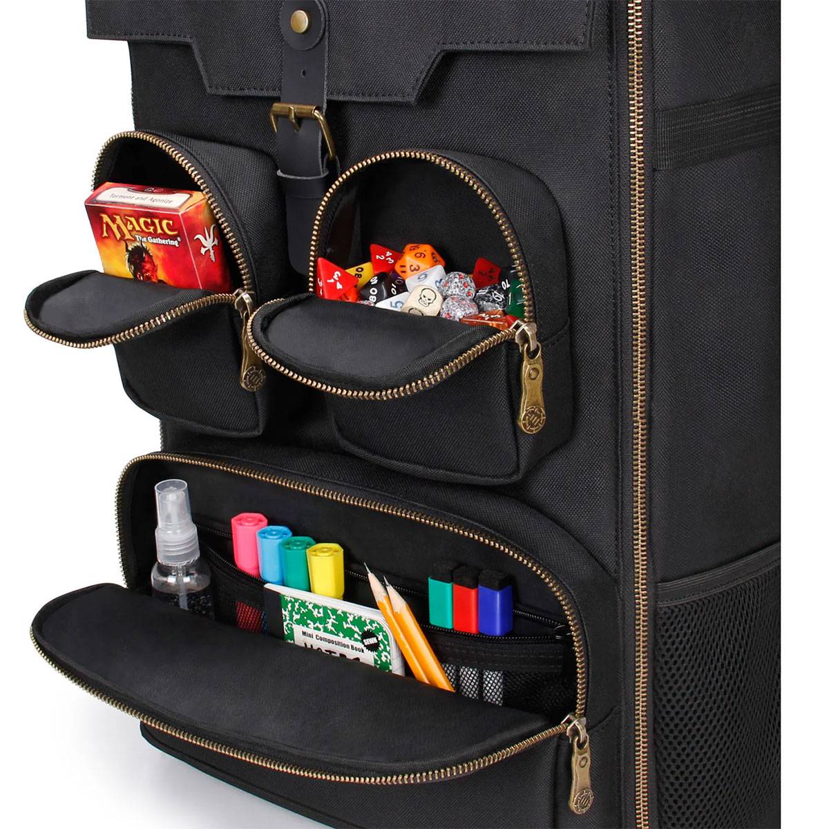 Ein schwarzer Rucksack mit offenen Fächern, die eine Schachtel Spielkarten, mehrseitige Würfel, Handdesinfektionsmittel, Marker und Bleistifte enthalten.