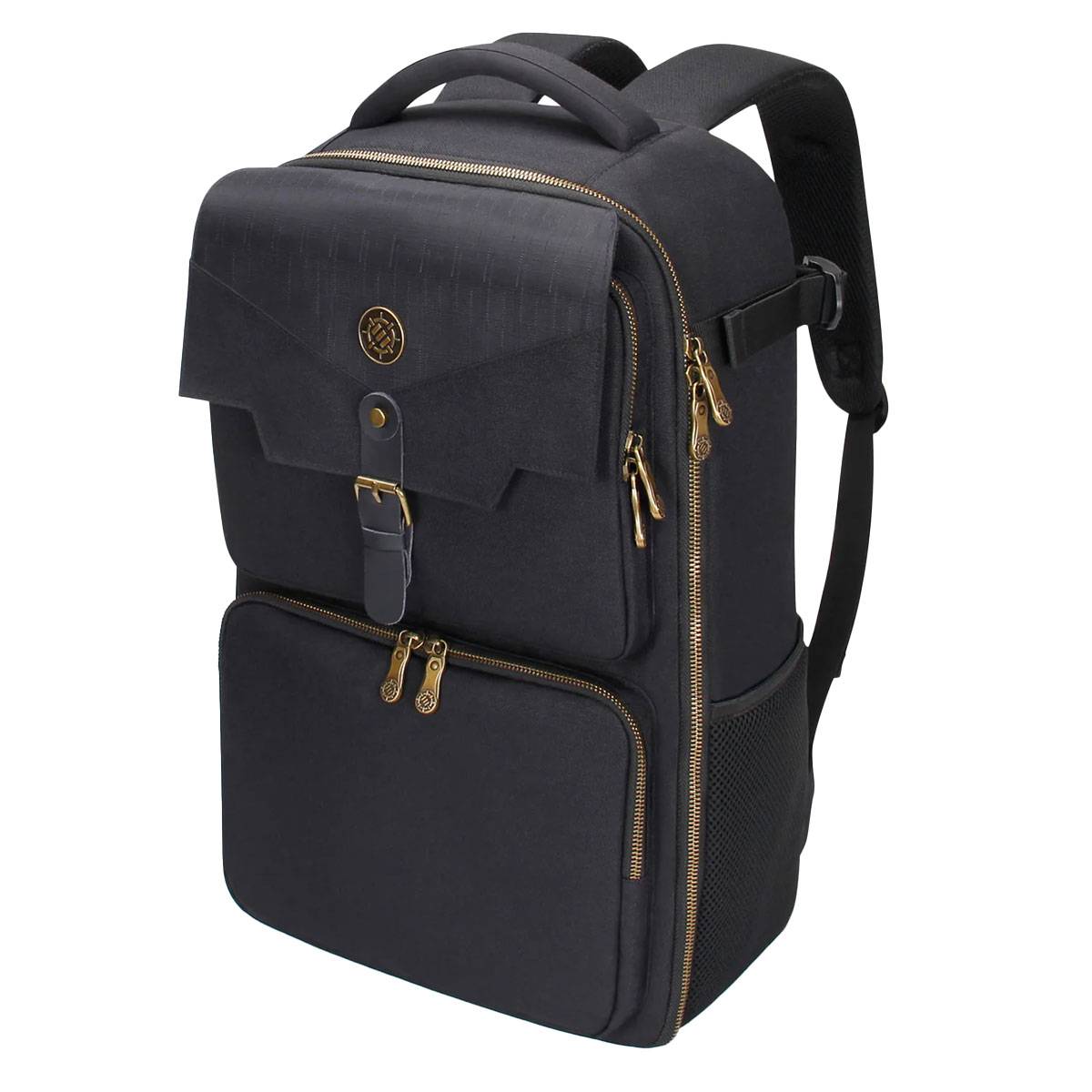 Ein schlanker, schwarzer Rucksack mit goldenen Reißverschlüssen und einer Klappe oben. Er verfügt über mehrere Fächer und eine seitliche Netztasche für praktische Aufbewahrung.