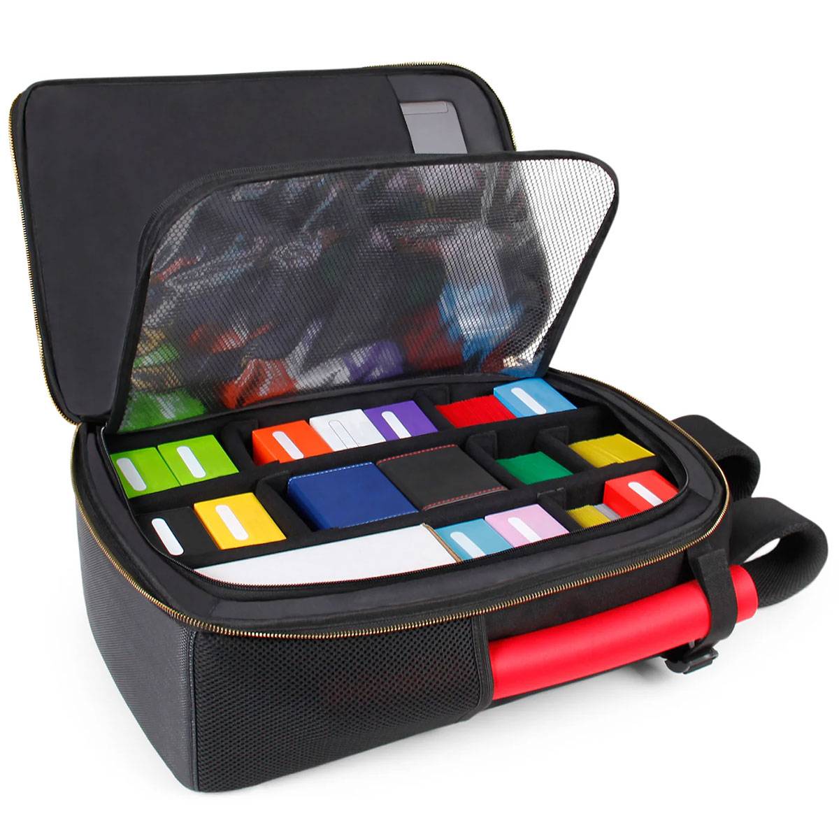 Tragetasche gefüllt mit bunten Kartenspielen und Zubehör, mit einer Netztasche und einem roten Griff. Entwickelt für Kartenspiel-Organisation und Transportabilität.