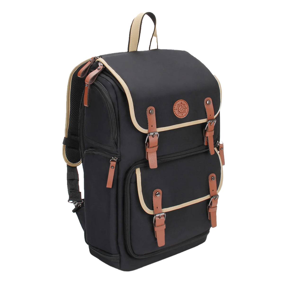 Ein schwarzer Rucksack mit braunen Lederriemen und beigefarbener Einfassung, mit einer runden Leder-Logopatch auf der Vorderseite.