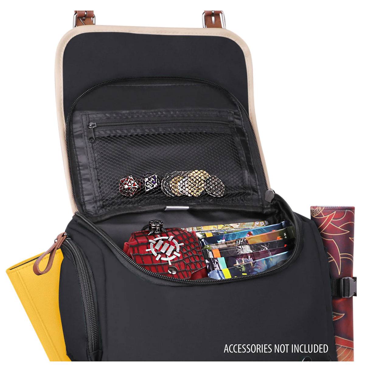 Geöffneter Rucksack mit einem Fach, gefüllt mit Spielkarten, Würfeln und einer rot detaillierten Spielmatte. Text am unteren Rand: „Zubehör nicht im Lieferumfang enthalten