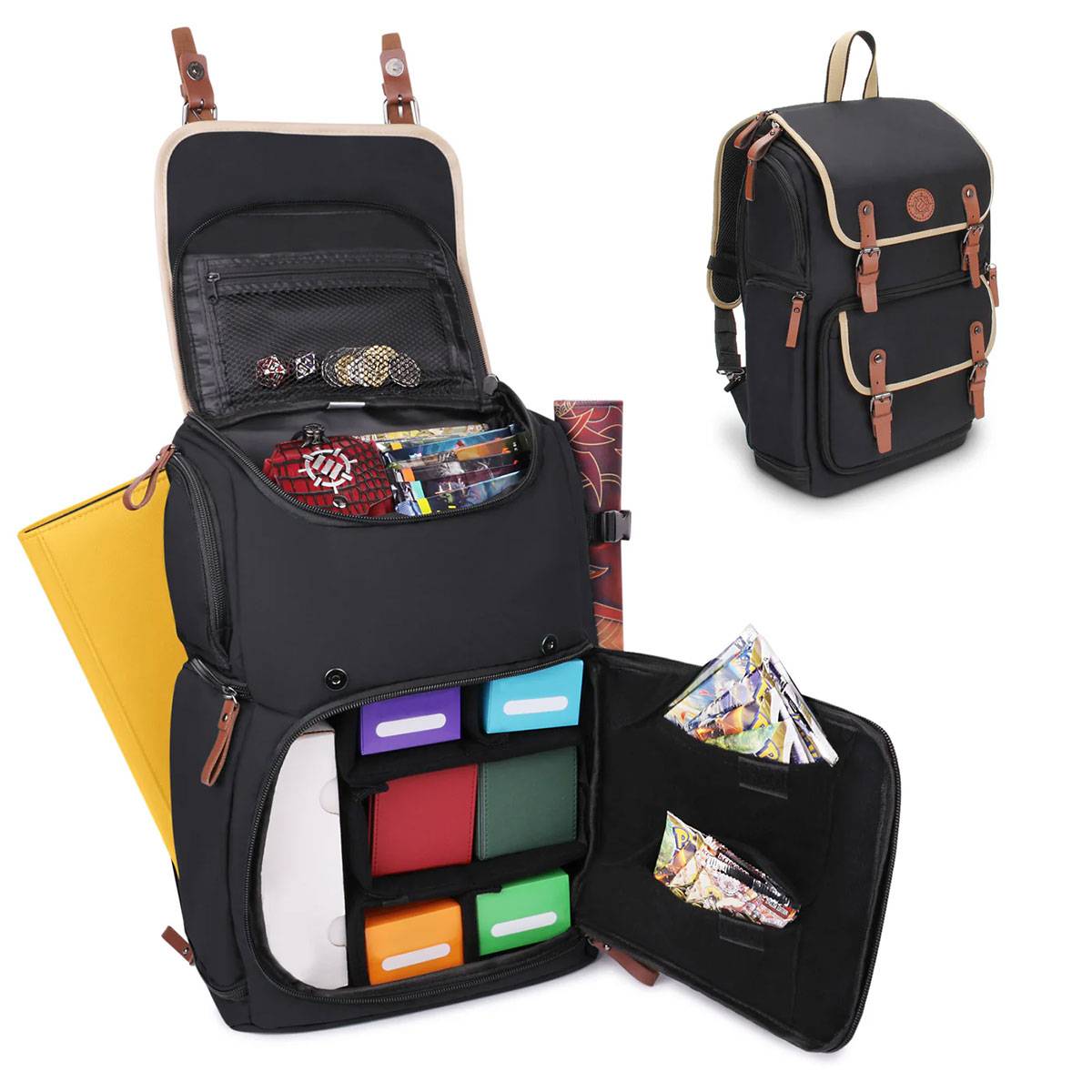 Ein schwarzer Rucksack mit mehreren Fächern ist geöffnet und zeigt eine organisierte Aufbewahrung von Gegenständen wie Büchern, Elektronikgeräten und gefalteten Karten. Daneben ist ein weiterer geschlossener Rucksack zu sehen.
