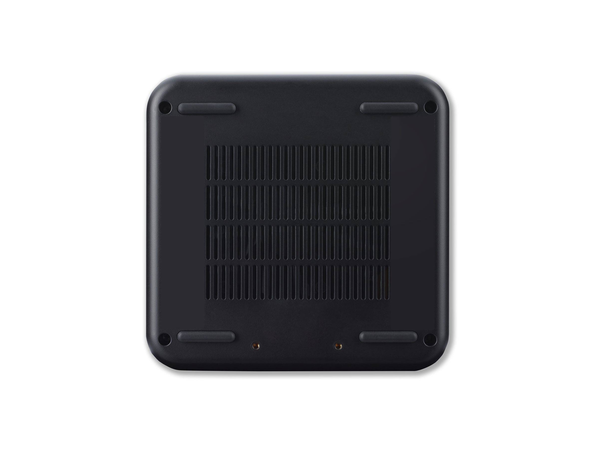 Das Bild zeigt die Unterseite eines schwarzen elektronischen Geräts mit Lüftungsschlitzen und vier Gummifüßen an jeder Ecke für Stabilität.