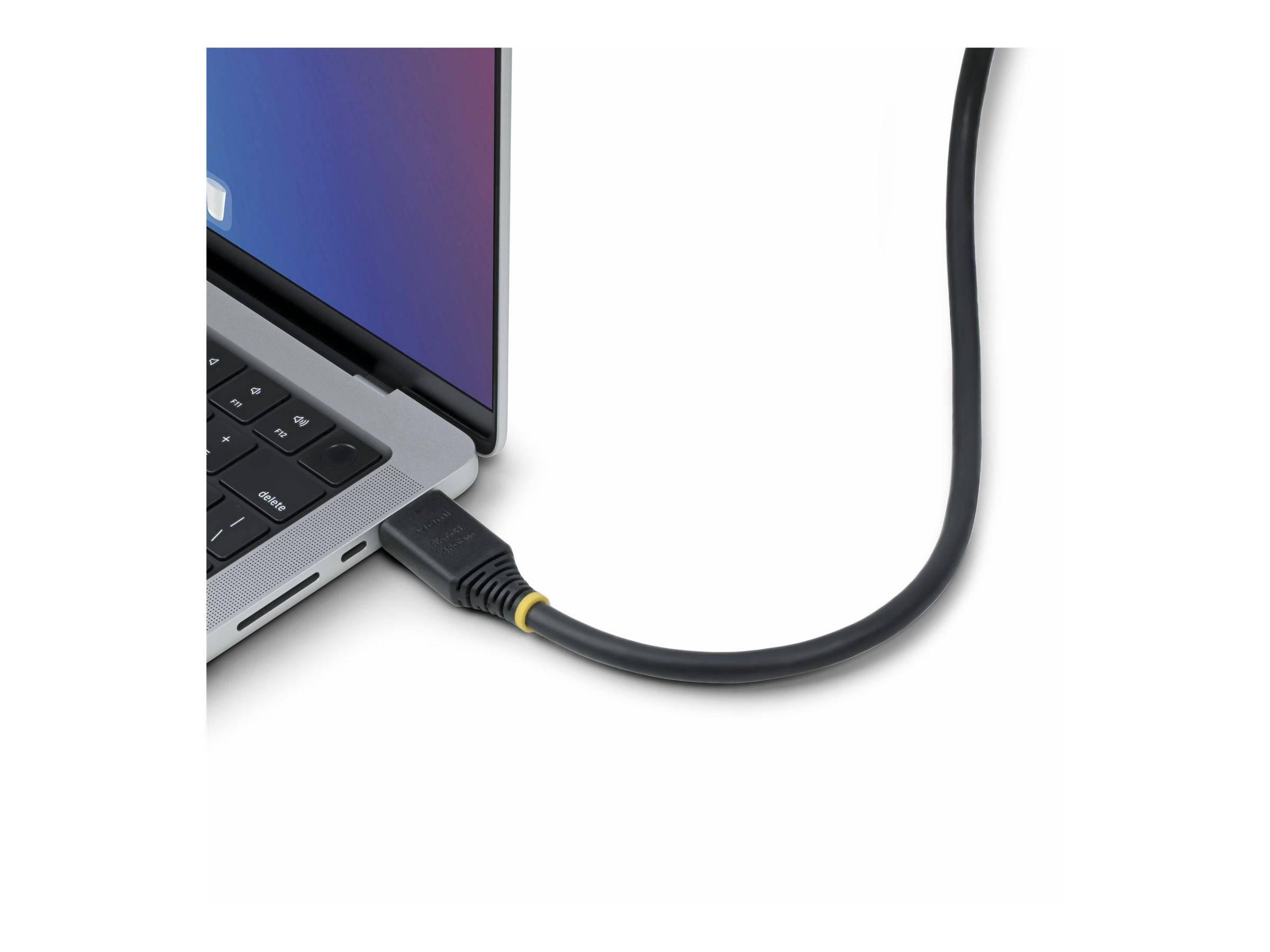 Laptop mit einem HDMI-Kabel, das in seinen Seitenport gesteckt ist und eine Verbindung zu einem externen Display oder Gerät zeigt.