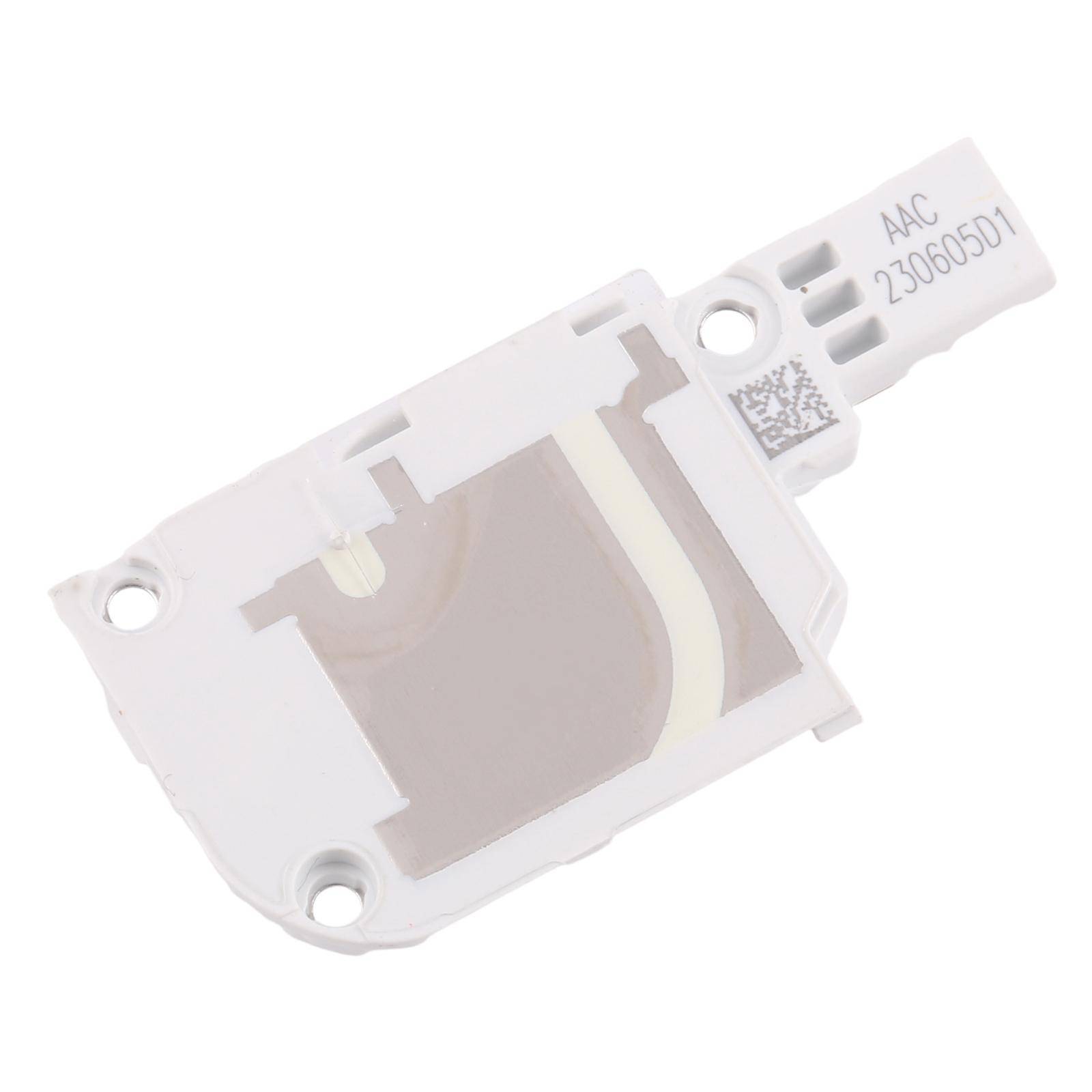 Eine weiße Sensorkomponente mit einem QR-Code und dem Text 'AAC 230605D1', die in drei Ecken Befestigungslöcher aufweist.
