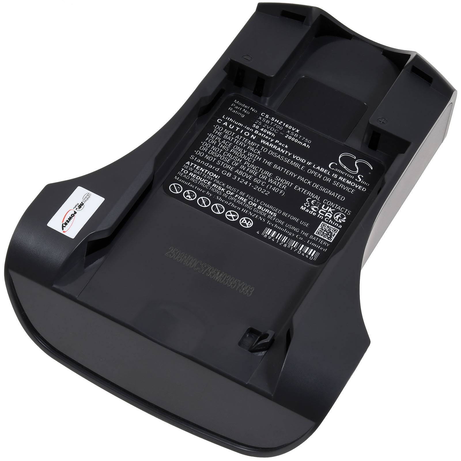 Das Bild zeigt die Unterseite eines schwarzen elektronischen Geräts mit einem detaillierten Etikett, das einen Barcode, Warnhinweise und verschiedene Symbole enthält.