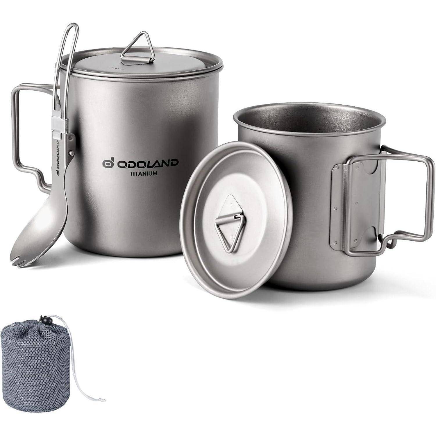 Ein Campingbecher und Topf aus Titan mit Deckeln, ein Spork und ein Netz-Tragebeutel. Der Markenname 'ODOLAND' ist auf dem Topf gedruckt.
