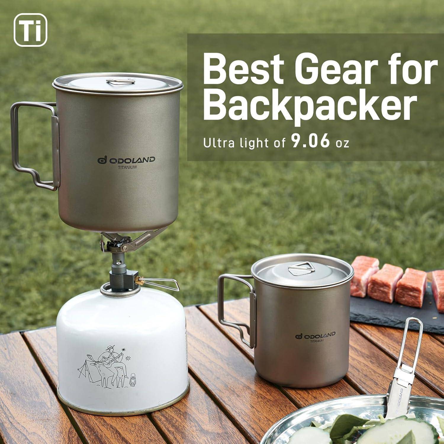 Titanium-Campingbecher von Odoland, leicht mit 9,06 Unzen, auf einem tragbaren Kocher und Tisch mit Essen in einer Outdoor-Umgebung.