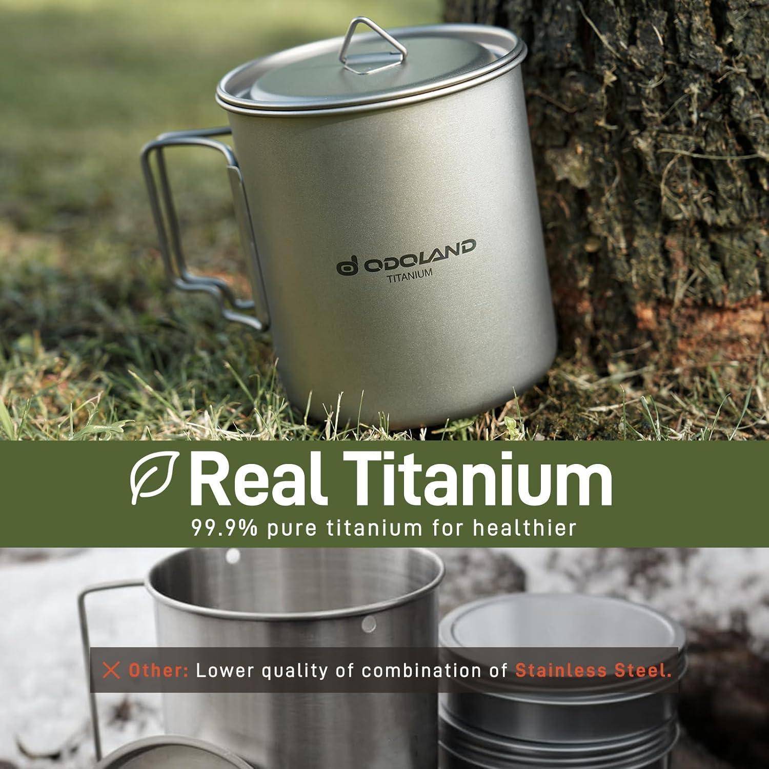 Eine Titan-Campingtasse mit Deckel neben einem Baum. Text: 'Echtes Titan. 99,9% reines Titan für mehr Gesundheit.' Darunter eine durchgestrichene Aussage, die vor minderwertigen Materialien warnt.