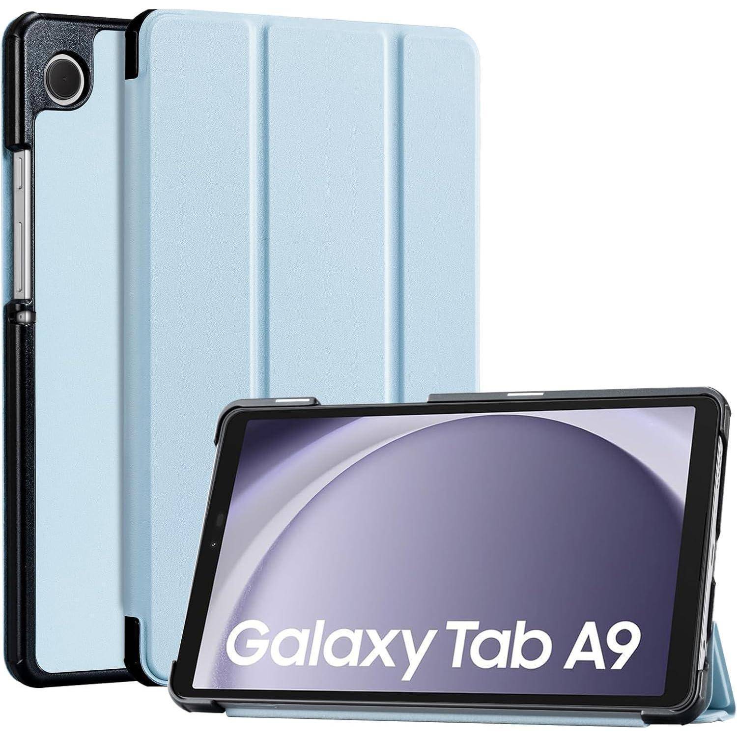 Samsung Galaxy Tab A9 Tablet in einer hellblauen Schutzhülle, aufrecht stehend und flach liegend, wobei der Bildschirm 'Galaxy Tab A9' anzeigt.