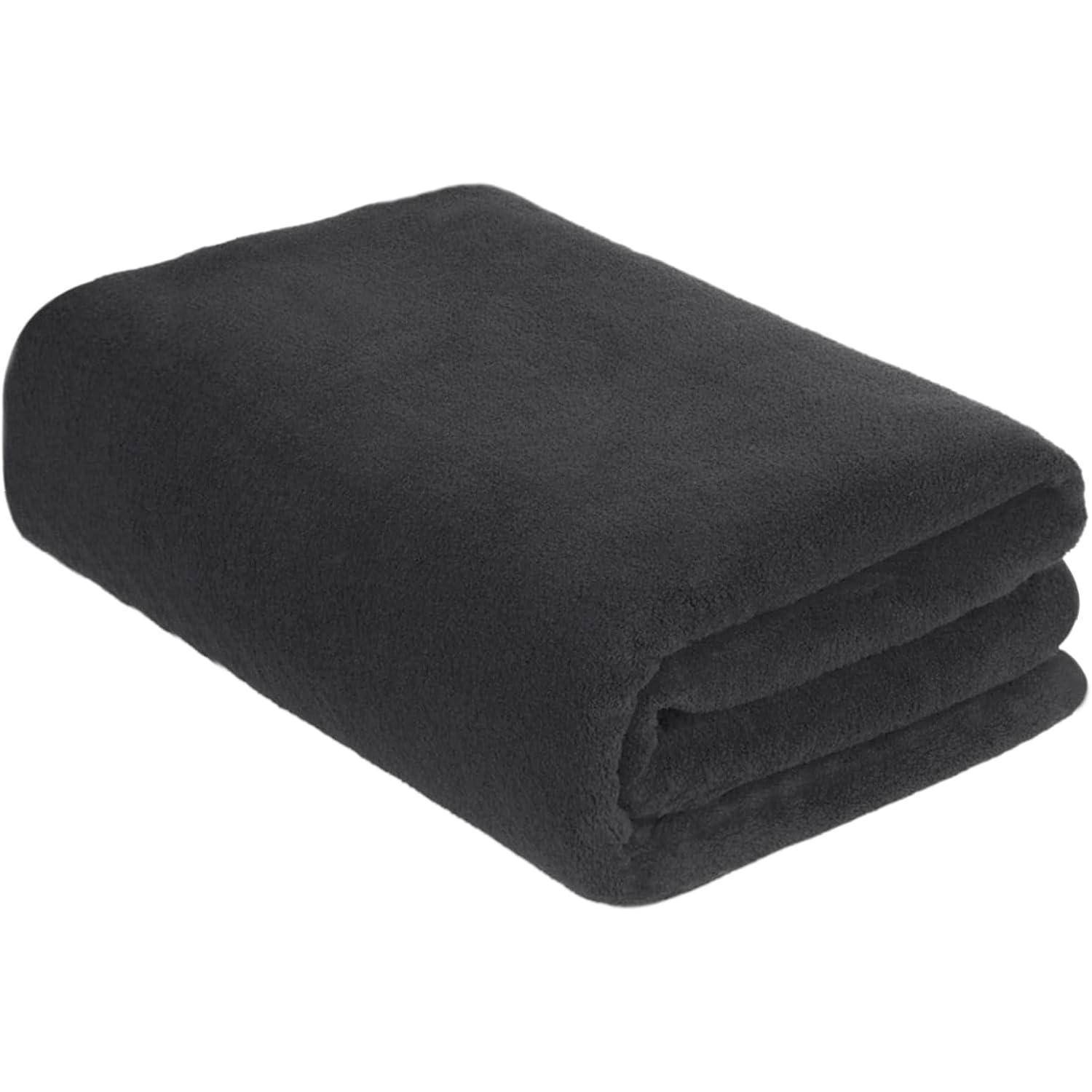 Eine gefaltete, dunkelgraue Fleece-Decke, die ihre weiche Textur zeigt, liegt flach in einem ordentlichen Stapel.