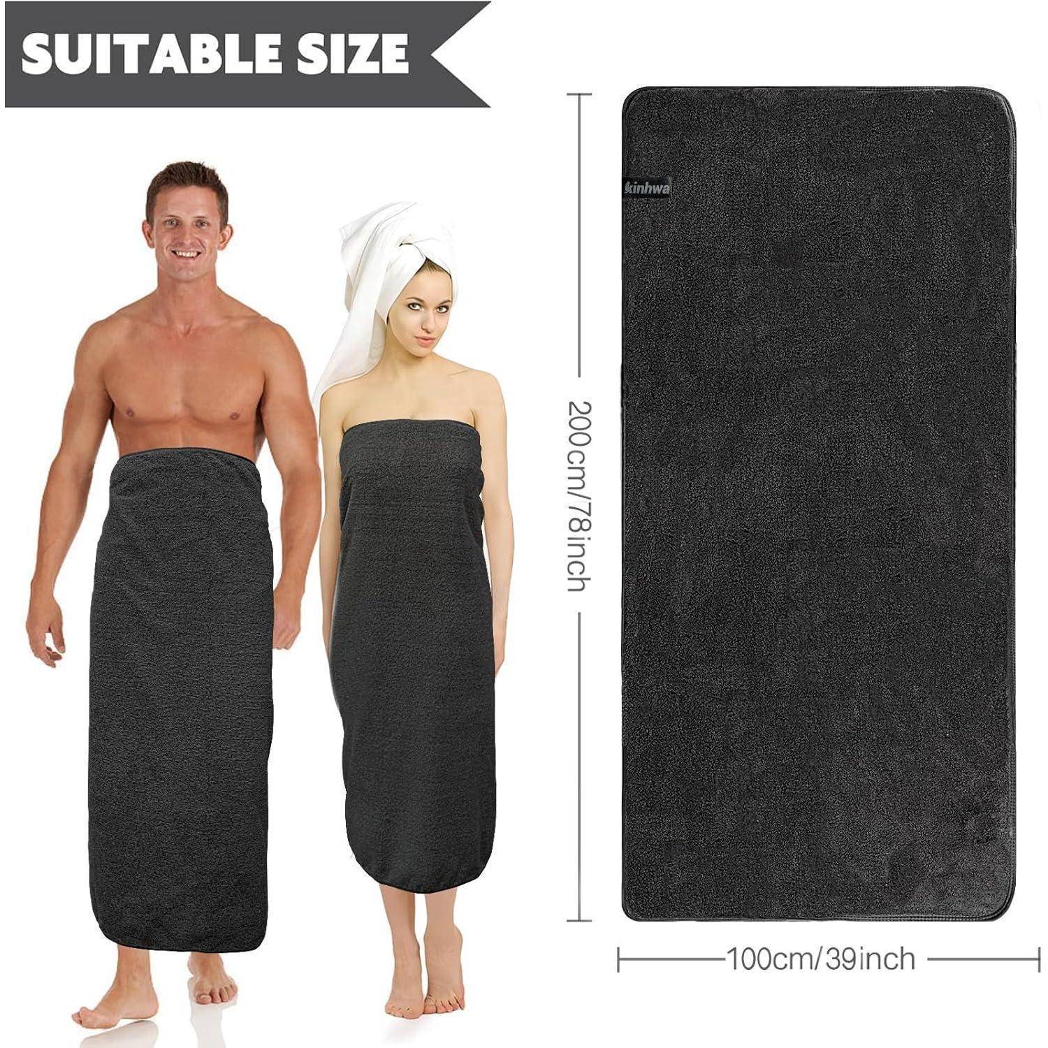 Handtuchgröße: 200 cm/78 Zoll lang, 100 cm/39 Zoll breit. Geeignet für Erwachsene. Bild zeigt einen Mann und eine Frau, die in das Handtuch gehüllt sind.