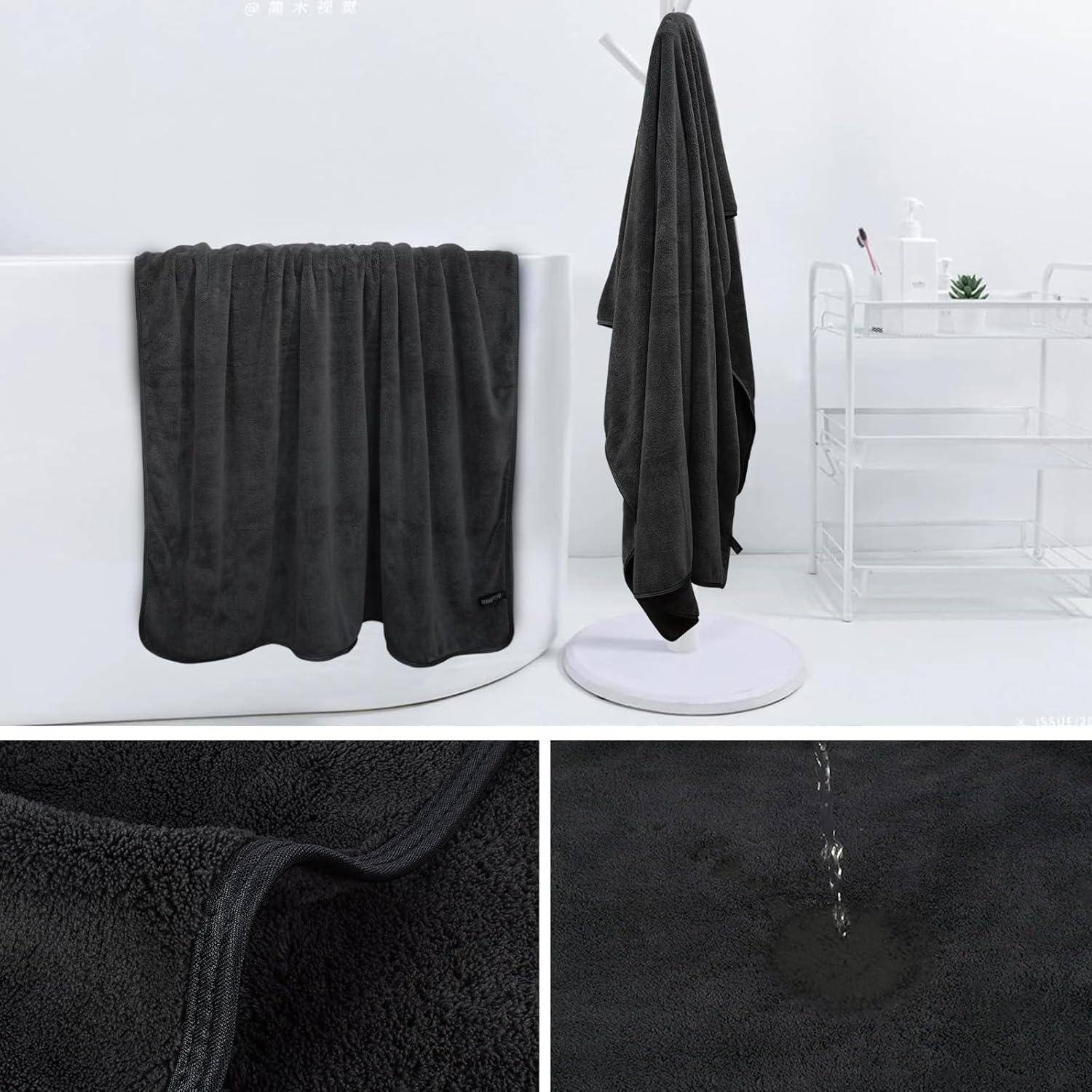 Ein minimalistisches Badezimmer, das schwarze Handtücher auf einem Ständer mit schlankem Metallgestell präsentiert, mit Toilettenartikel im Hintergrund.