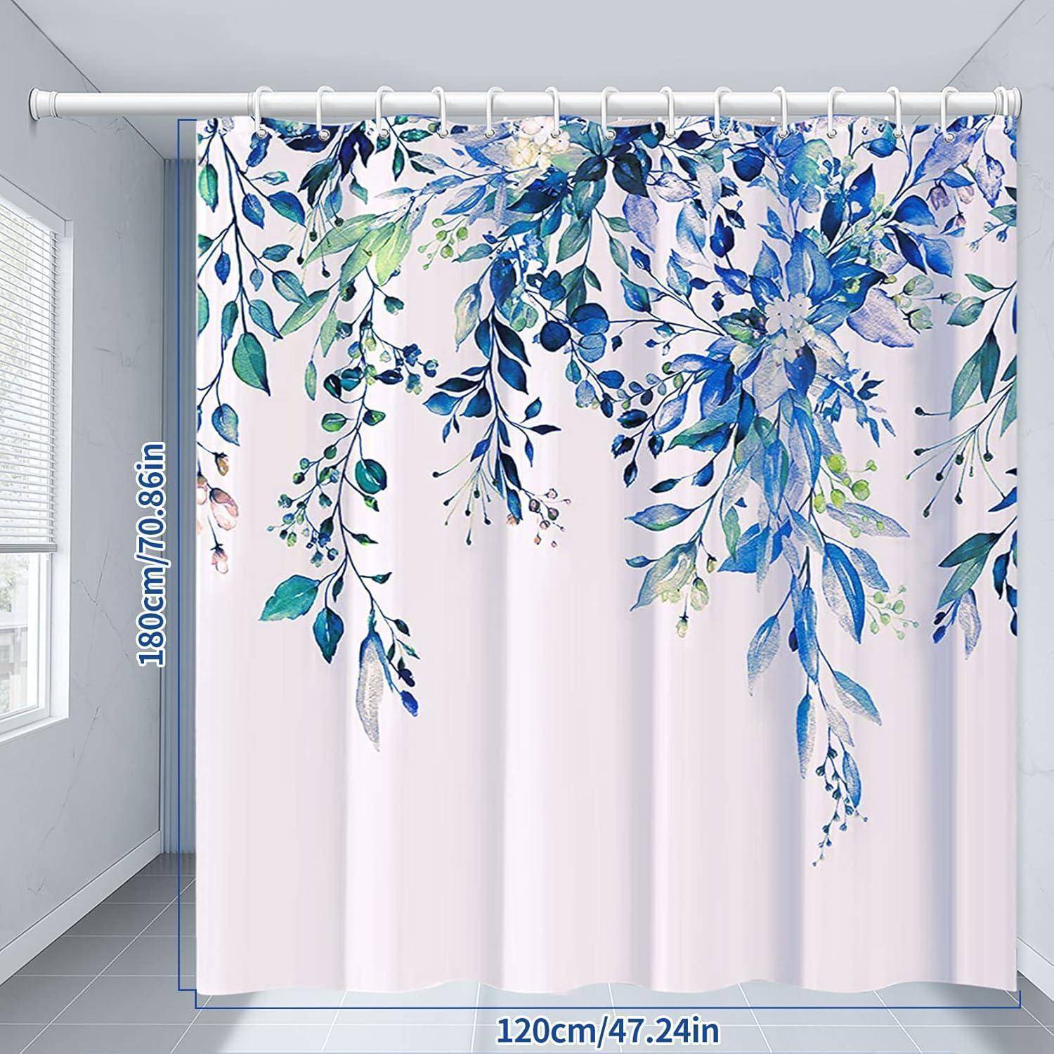 Ein Duschvorhang mit einem Blumenmuster in Blau und Grün hängt in einem Badezimmer. Die Abmessungen betragen 180 cm mal 120 cm.