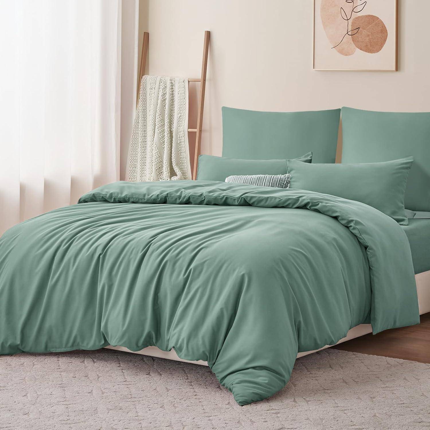Ein sorgfältig gemachtes Bett mit hellgrüner Bettwäsche und Zierkissen, vor einer weißen Wand mit einer dekorativen Holzleiter und einer Pflanze.