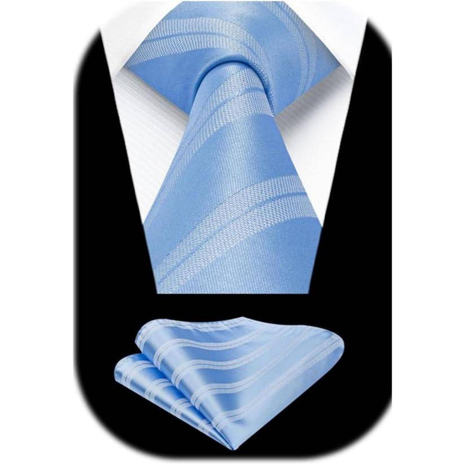 Eine blaue gestreifte Krawatte mit passendem Einstecktuch, präsentiert auf einem schwarzen Hintergrund. Die Krawatte ist über dem Tuch in einem klassischen Knoten gebunden.