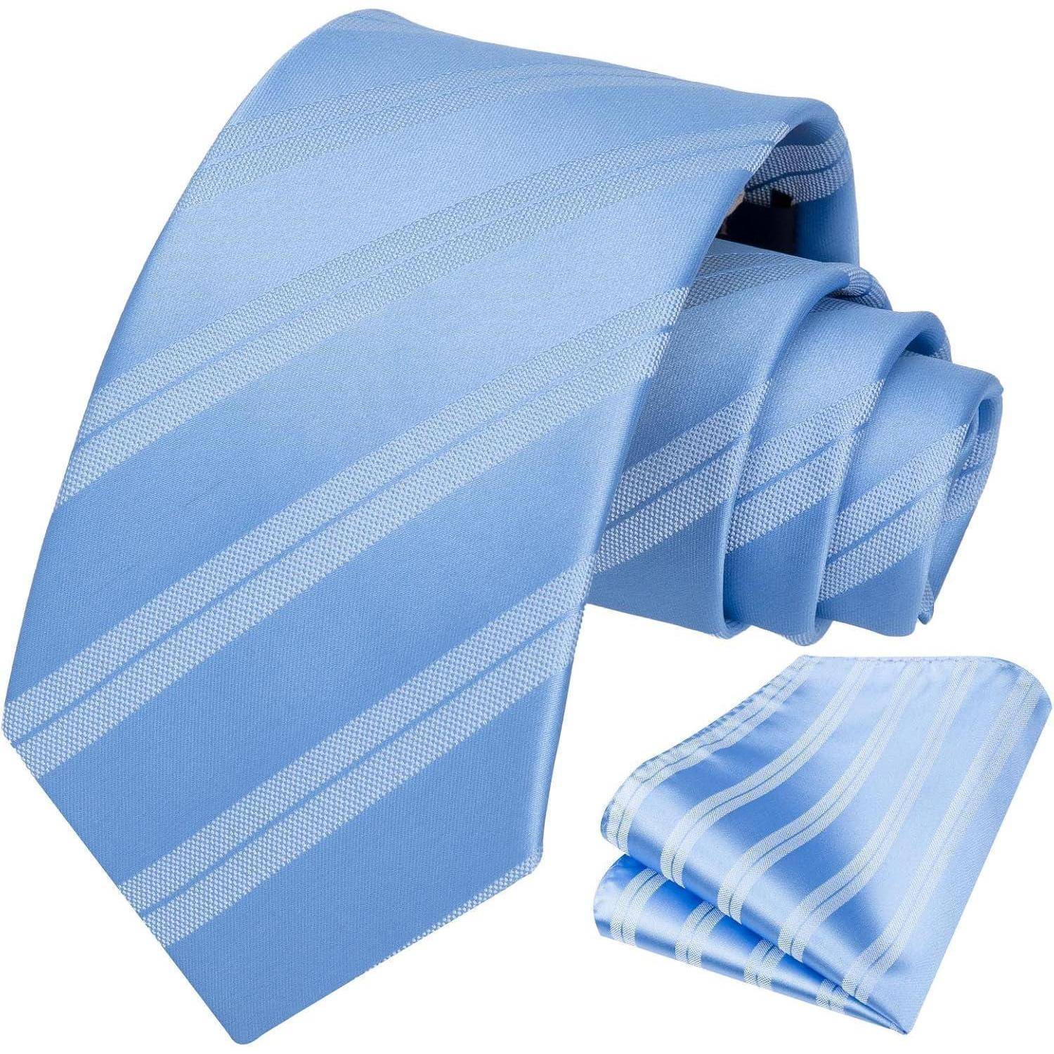 Eine hellblaue Krawatte mit diagonalen weißen Streifen, kombiniert mit einem passenden Einstecktuch mit abwechselnden blauen und weißen Streifen.