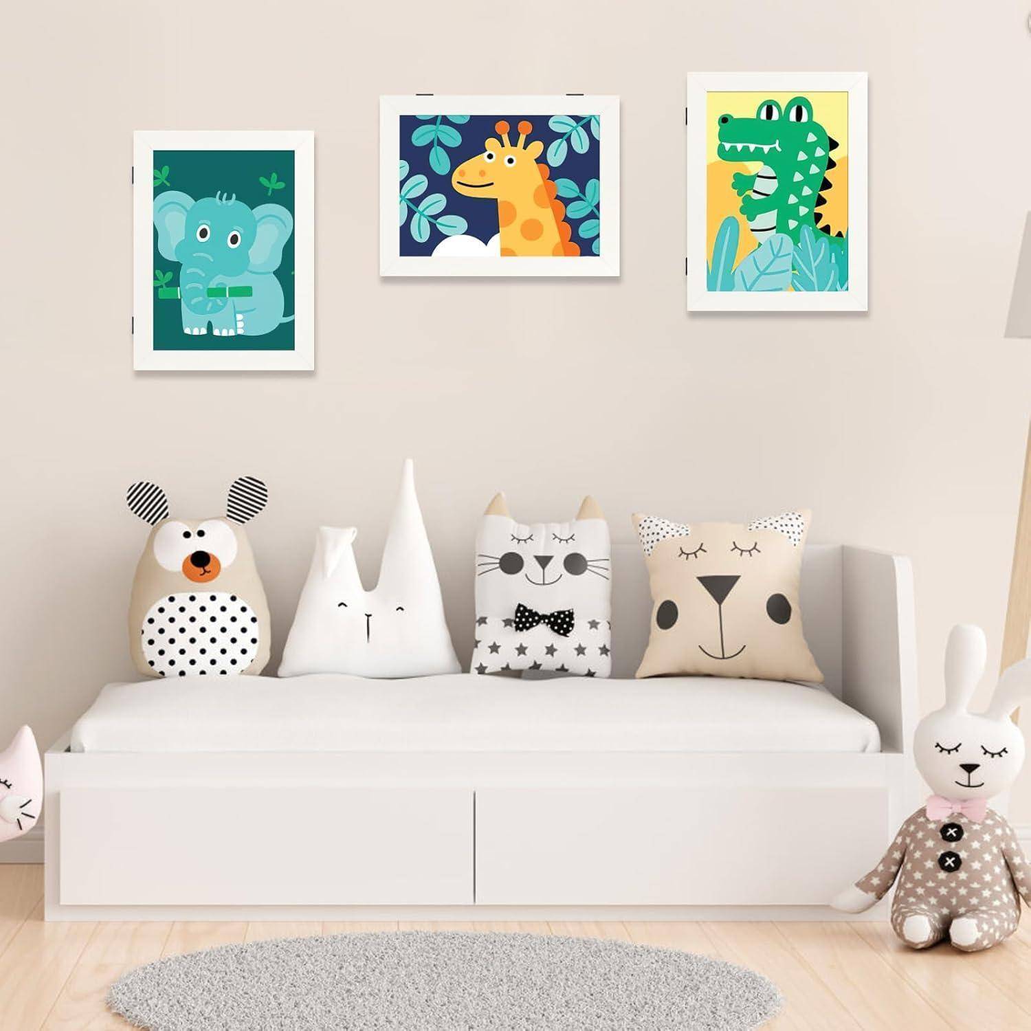 Kinderzimmer mit einem weißen Sofa, tierisch gemusterten Kissen und verspielter Wandkunst mit einem Elefanten, einer Giraffe und einem Krokodil.