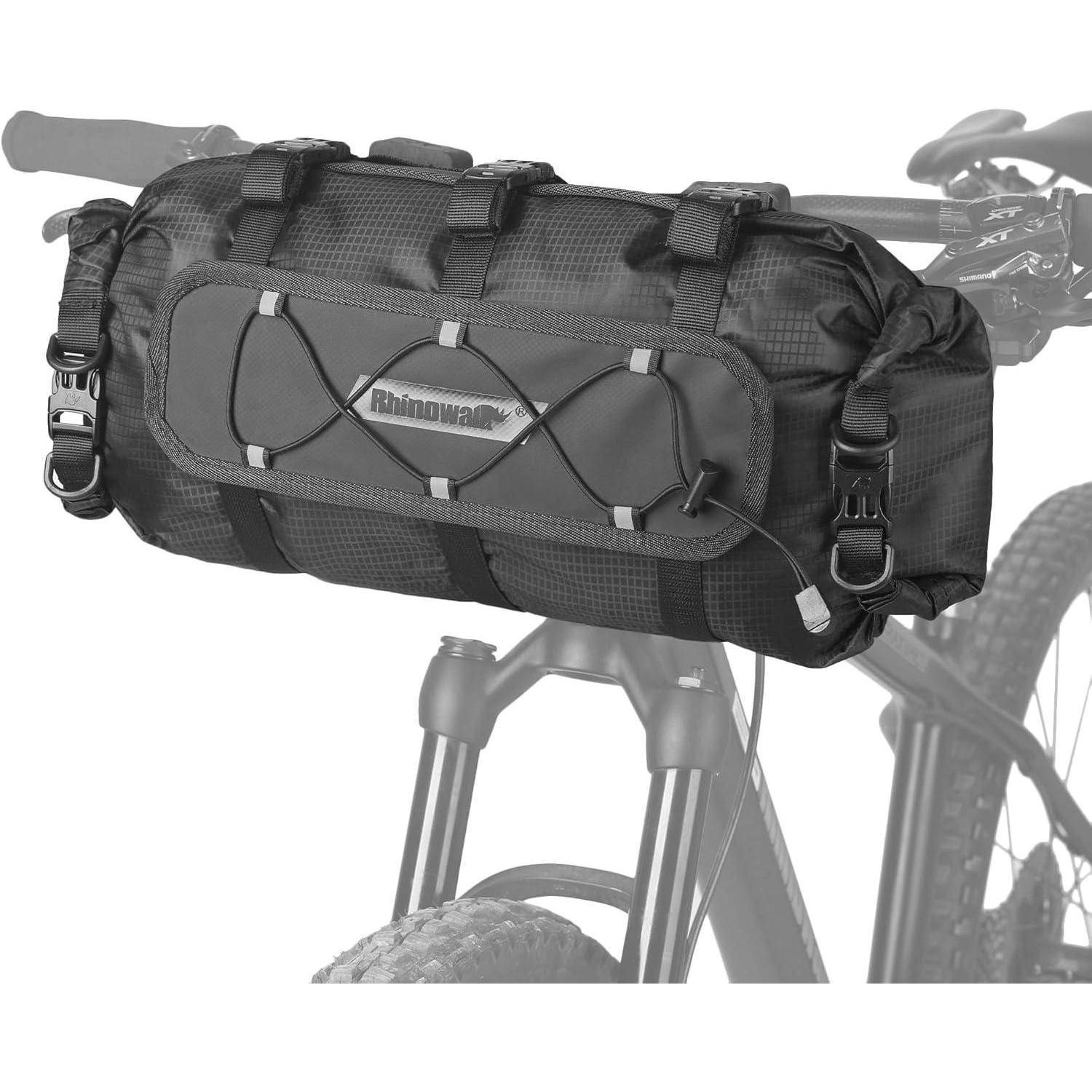Eine schwarze Fahrradlenkertasche mit Steppnähten, Befestigungsriemen und einem Logo mit der Aufschrift 