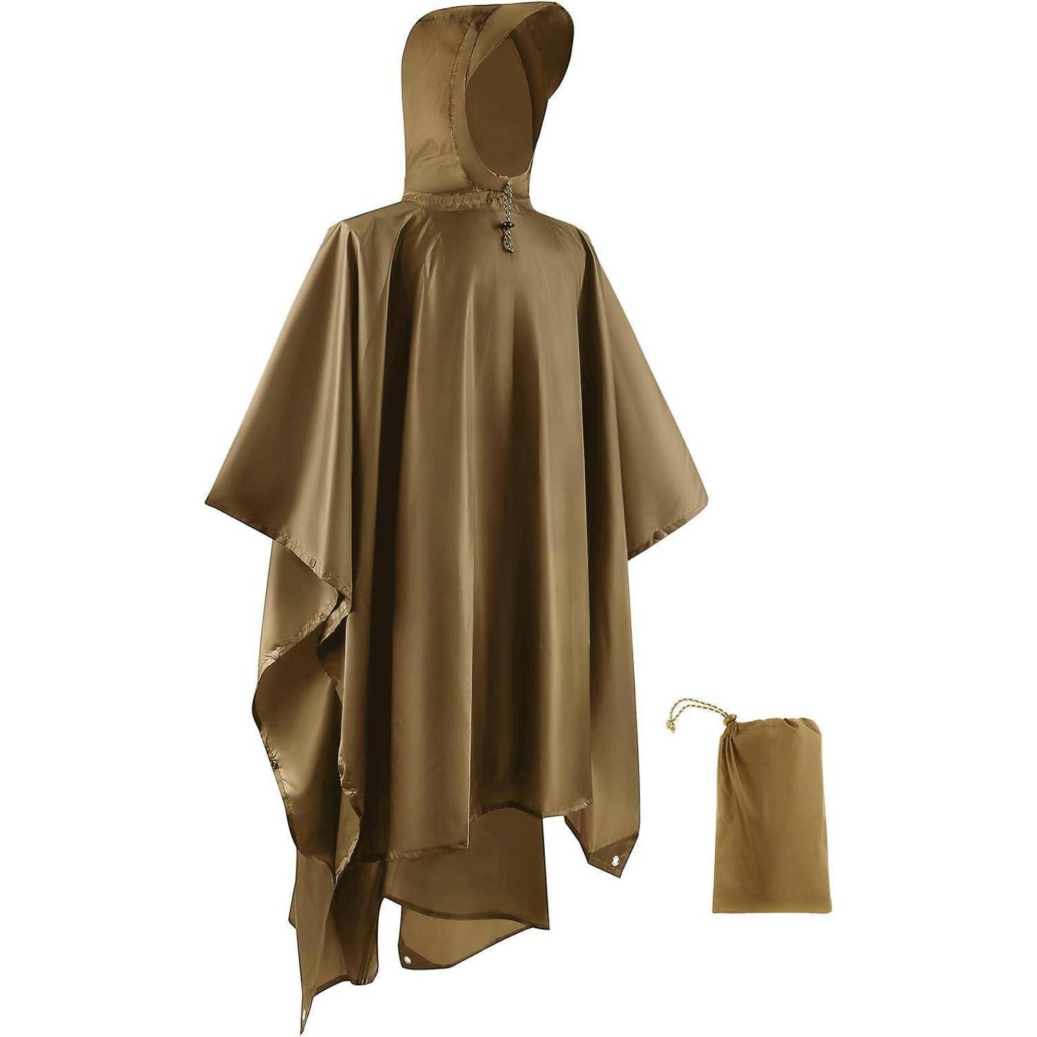 Ein brauner Regenponcho mit angehängter Kapuze und seitlichen Druckknöpfen, neben seiner passenden, kompakten Aufbewahrungstasche ausgelegt.