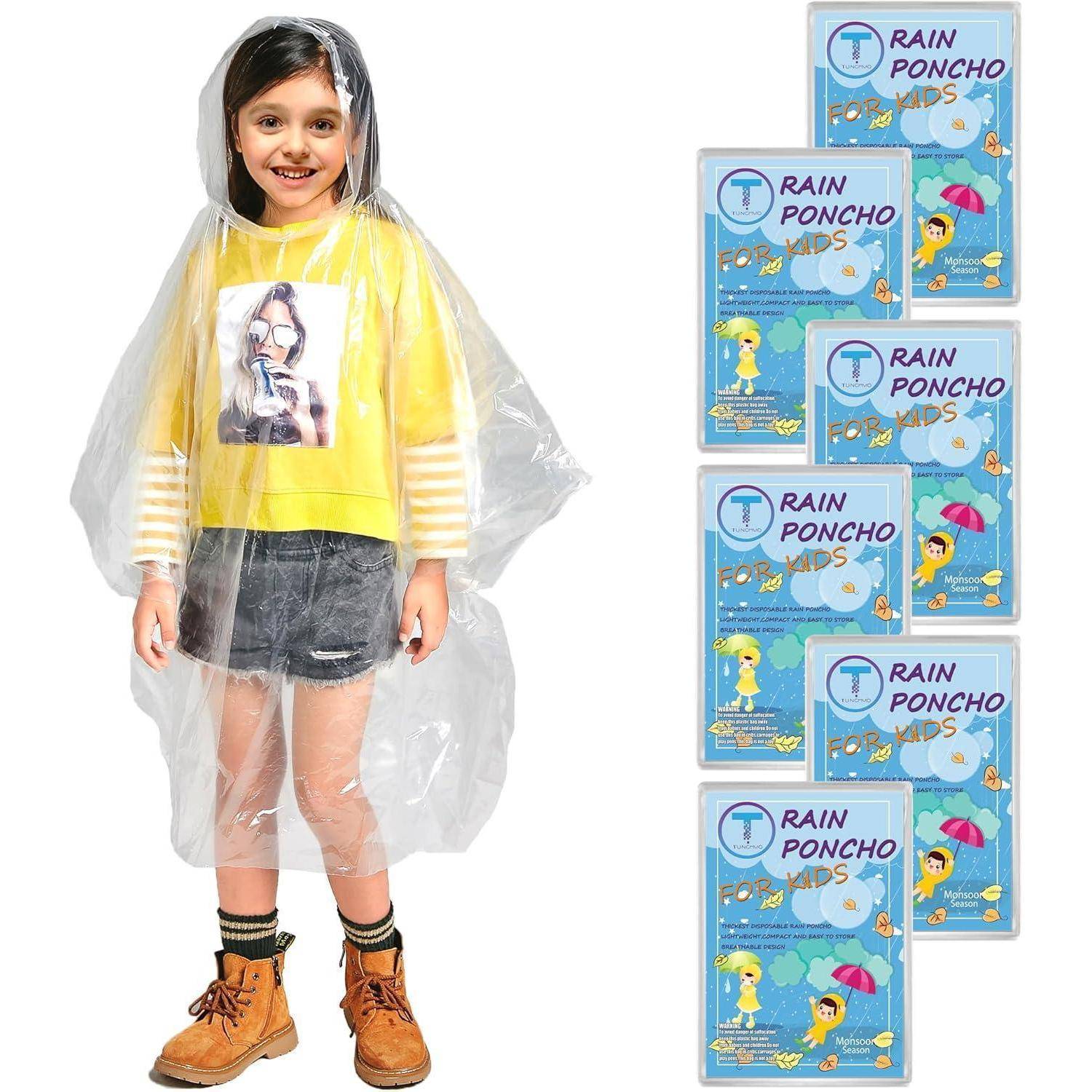 Ein Kind, das einen durchsichtigen Regenumhang über lässiger Kleidung und Stiefeln trägt. Sechs Pakete mit der Aufschrift „Regenumhang Kinder