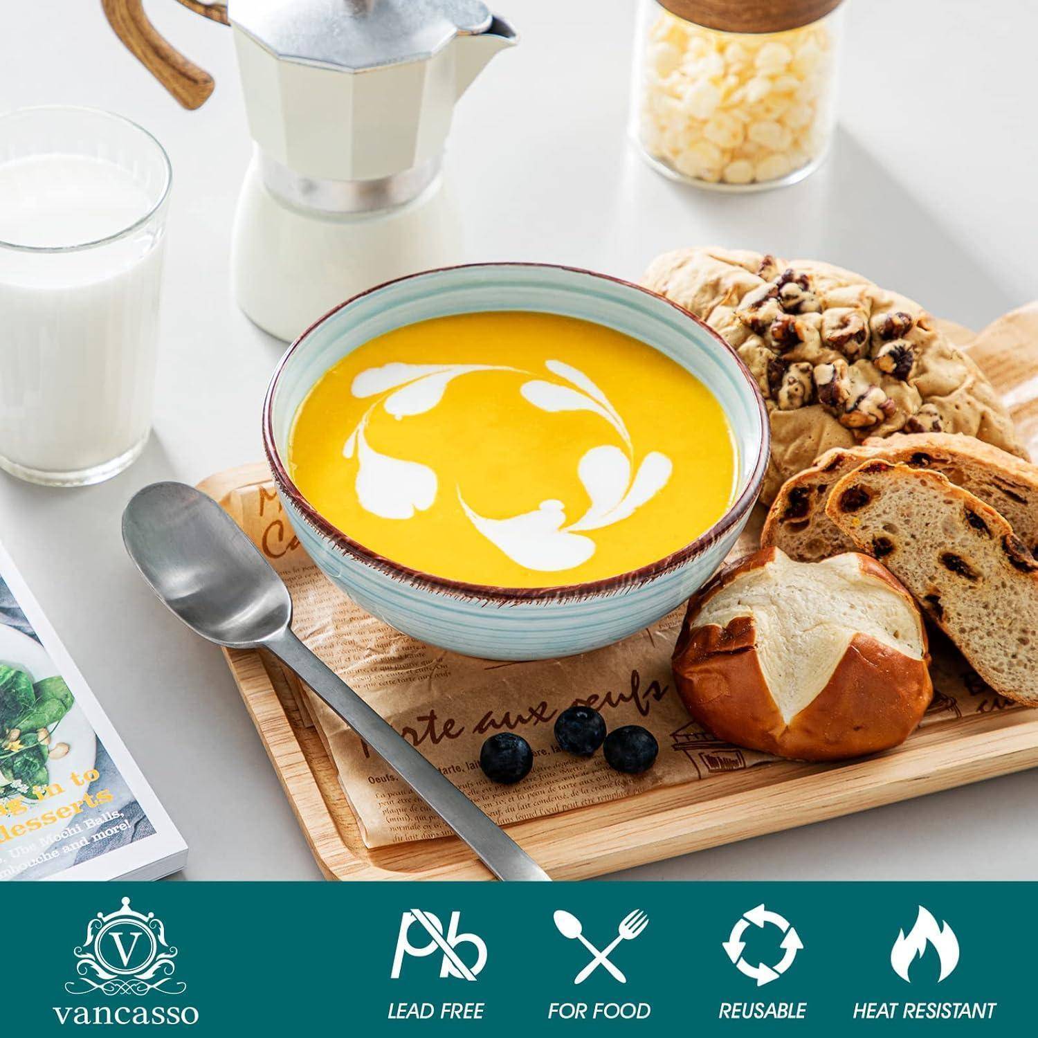 Eine Frühstücksszenerie mit einer Schüssel Suppe oder Custard mit Blattdesign, verschiedenen Brotsorten, einer Kaffeekanne und einem Schneidebrett mit Blaubeeren.