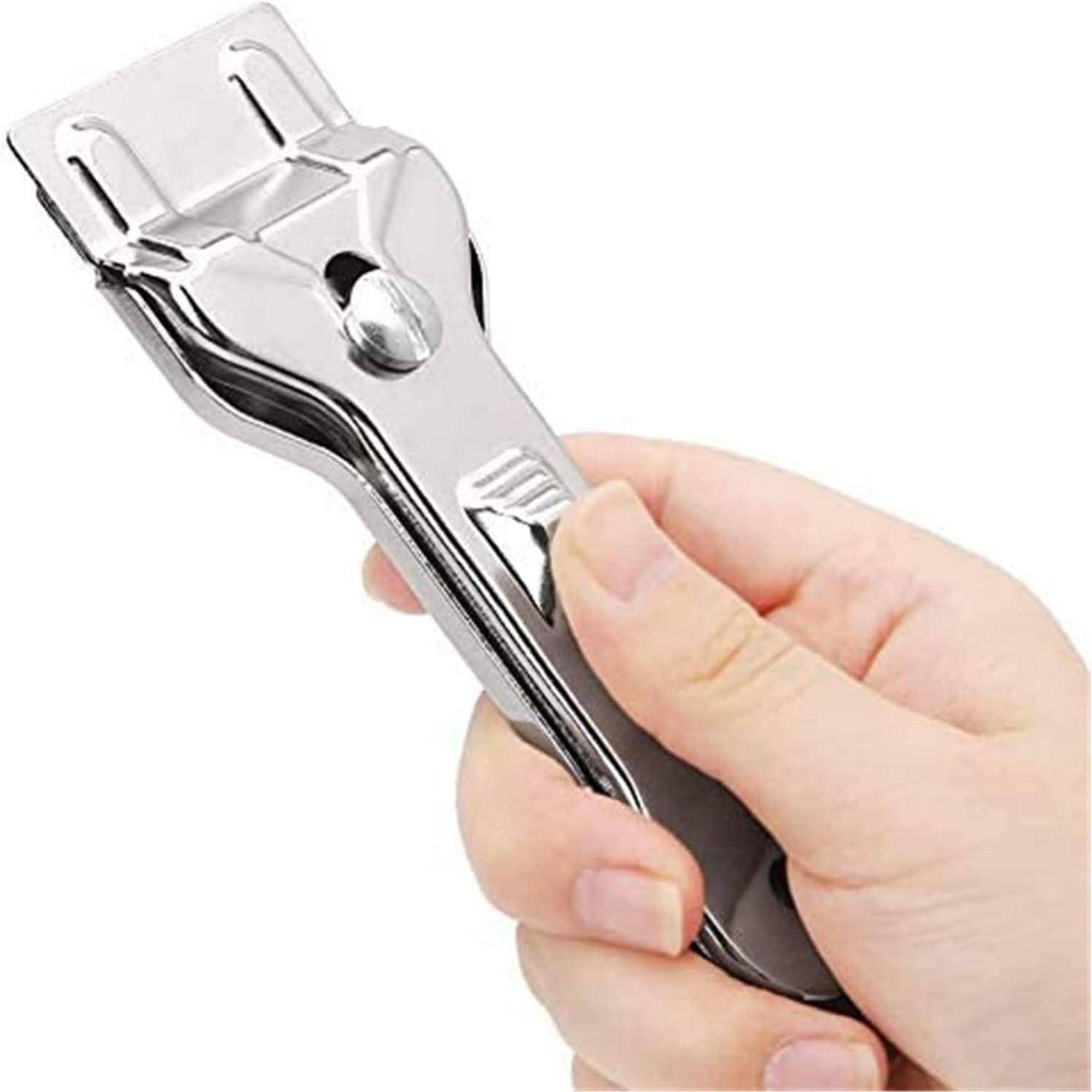 Eine Hand, die einen silbernen Metallschaber mit einer Klinge am Ende hält, der zum Abschaben von Oberflächen oder Entfernen von Materialien verwendet wird.