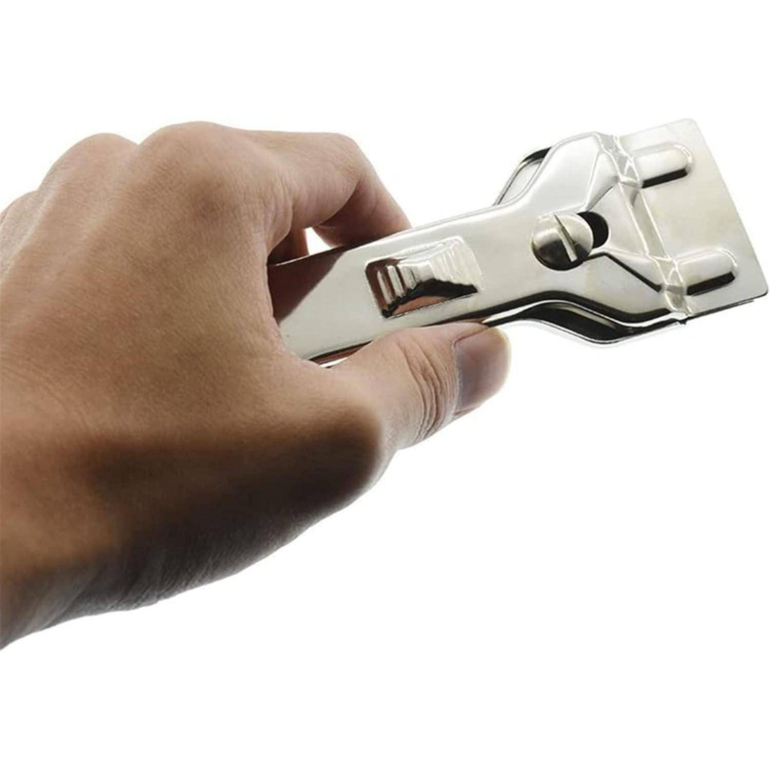 Eine Hand hält einen Metallschaber mit einer glänzenden, flachen Klinge, in einem Winkel positioniert, was darauf hindeutet, dass er einsatzbereit ist.