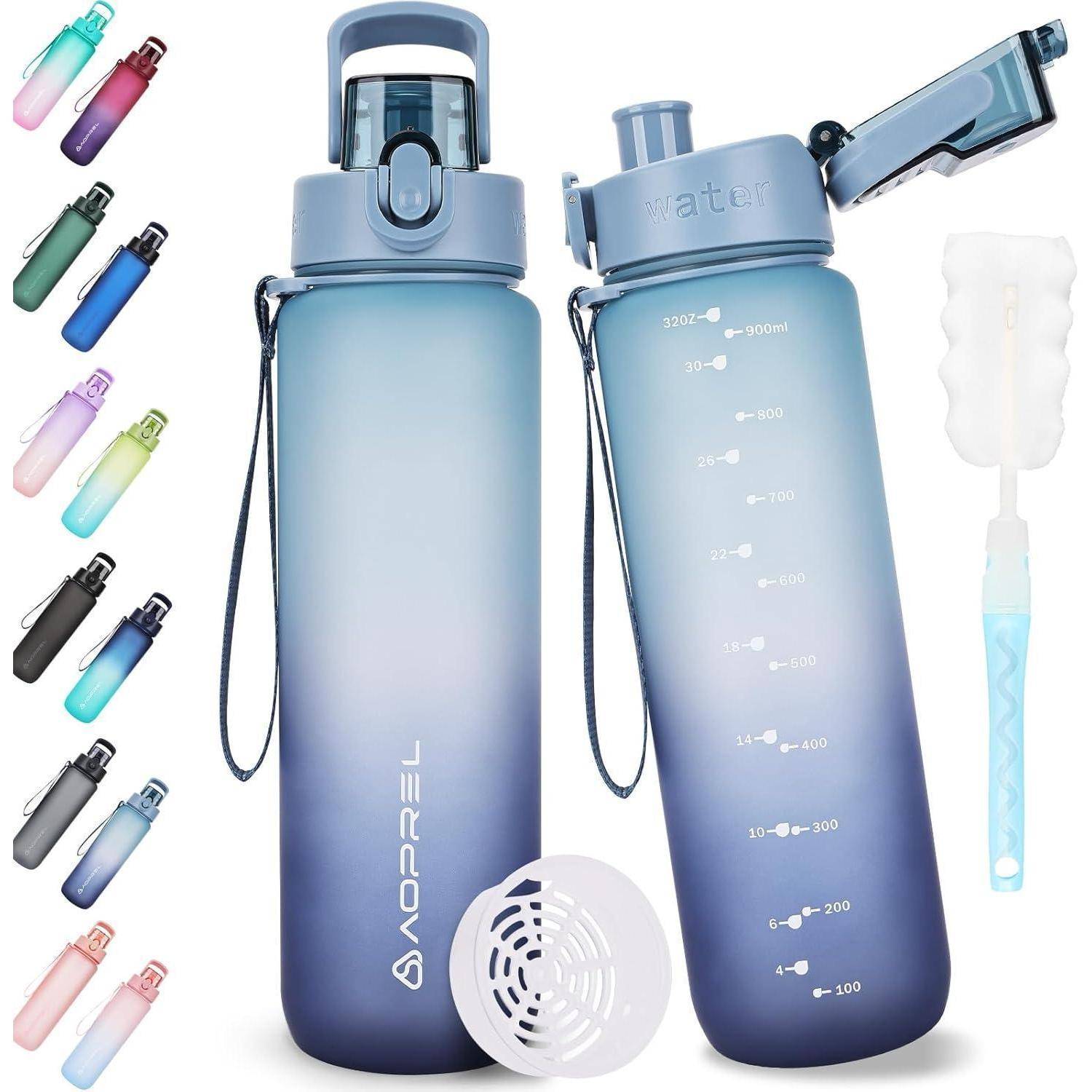 Hellblau verlaufende Wasserflasche mit Zeitmarkierungen und motivierendem Text, abnehmbarem Deckel, Griff und Reinigungsbürste. In verschiedenen Farben erhältlich.