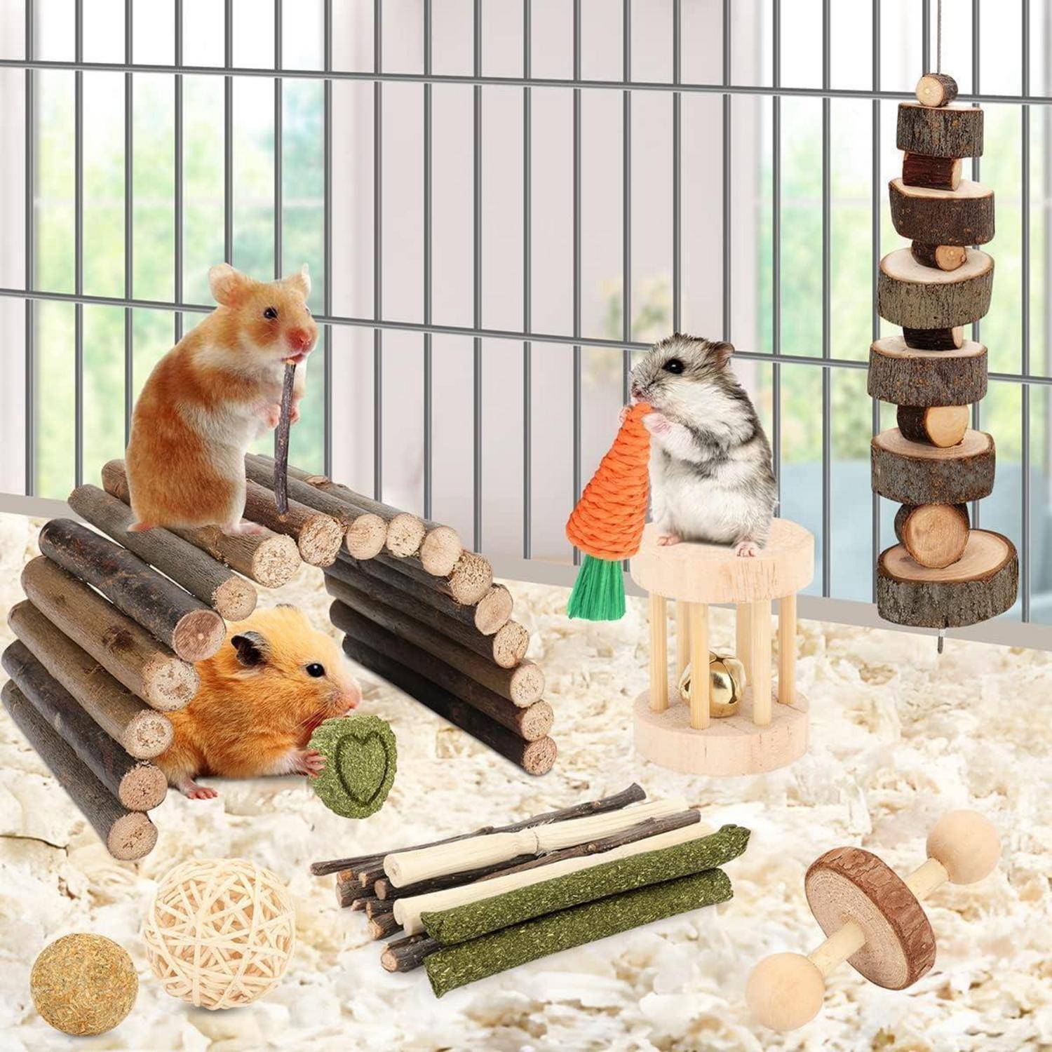 Hamster, die in einem Käfig mit verschiedenen Holzspielzeugen und Nageschätzen spielen, einschließlich Tunnel, Laufrad und Stäben, zur Förderung der Beschäftigung und Bereicherung für Haustiere.