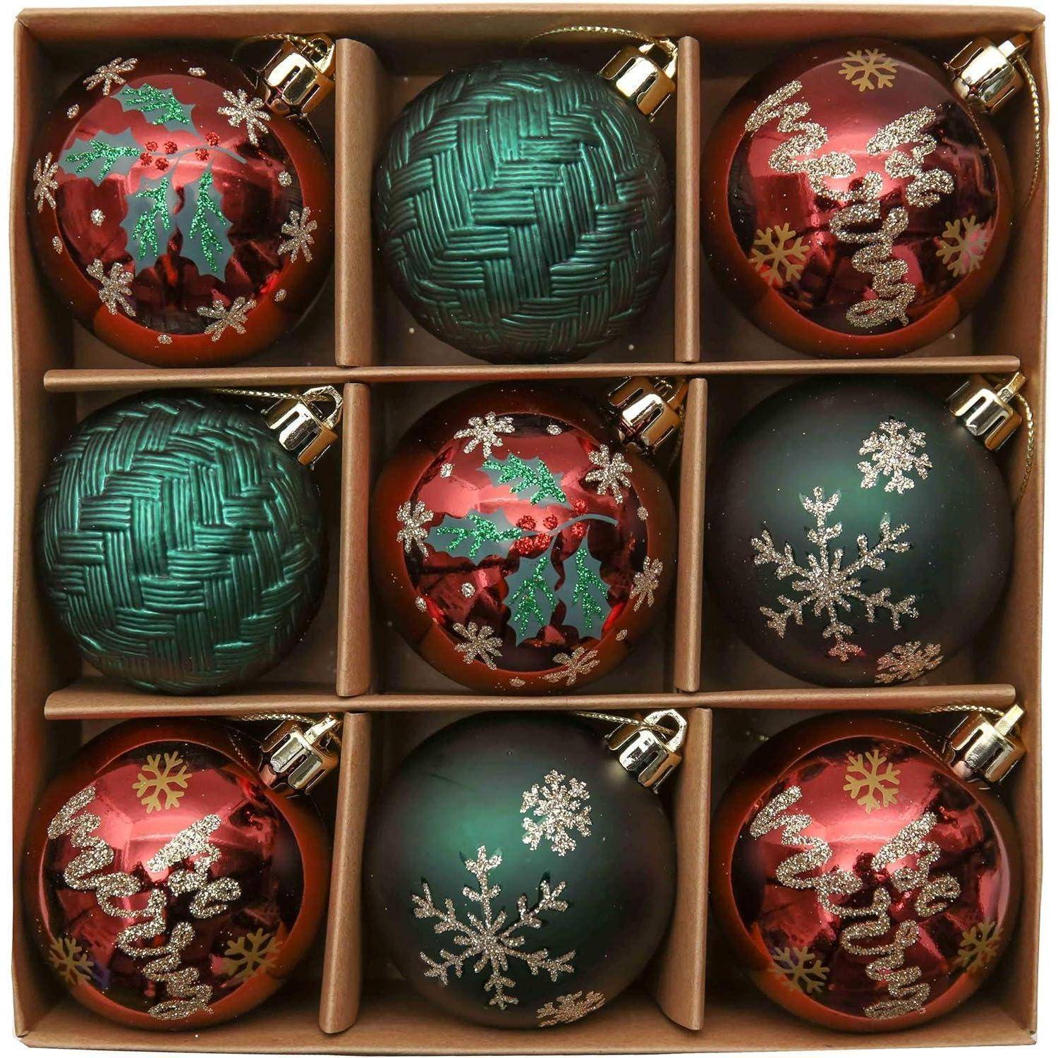 Neun Weihnachtsschmuck in einer Box, in Rot und Grün mit Motiven von Stechpalmen, Schneeflocken und Fischgrätmustern.
