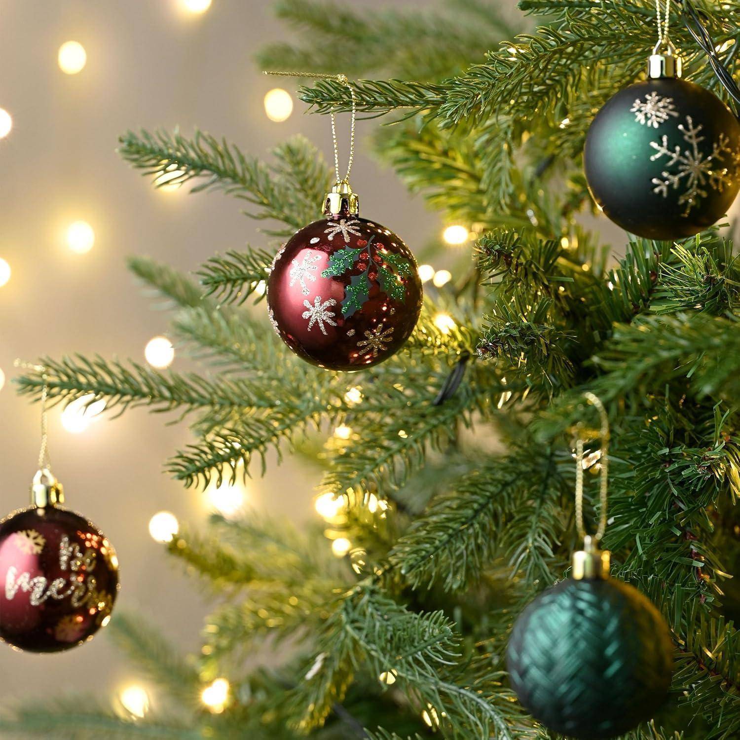 Nahaufnahme eines Weihnachtsbaumes mit grünen und roten Weihnachtskugeln, geschmückt mit Schneeflockenmustern. Sanfte, warme Lichter schaffen eine festliche Atmosphäre.