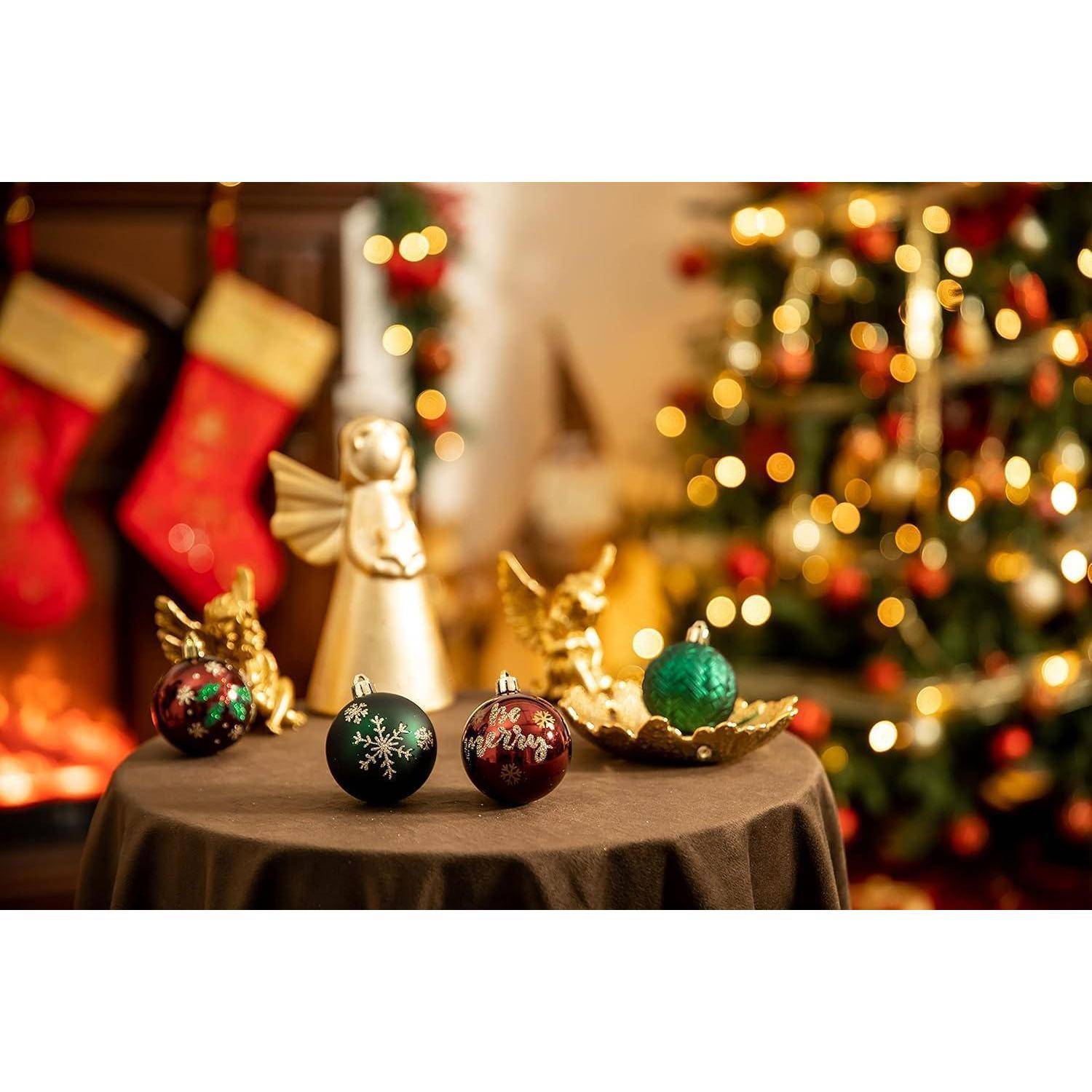 Weihnachtliche Szene mit Socken am Kamin, geschmücktem Weihnachtsbaum und einem Tisch, auf dem Christbaumkugeln und Engelfigürchen ausgestellt sind. Eine warme, festliche Atmosphäre.