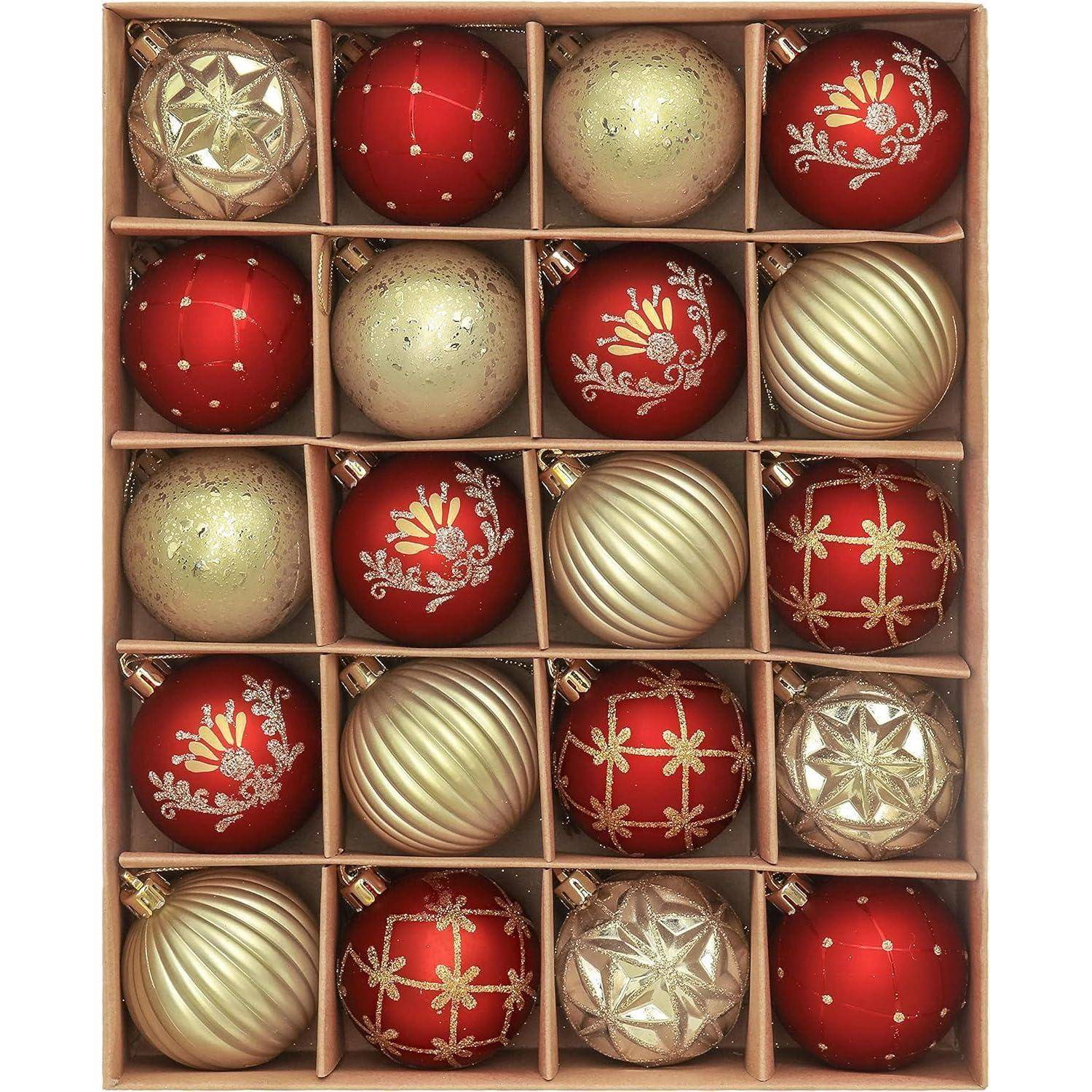 Eine Schachtel mit vier Reihen Weihnachtsschmuck: rote und goldene Kugeln mit verschiedenen dekorativen Mustern und Motiven.