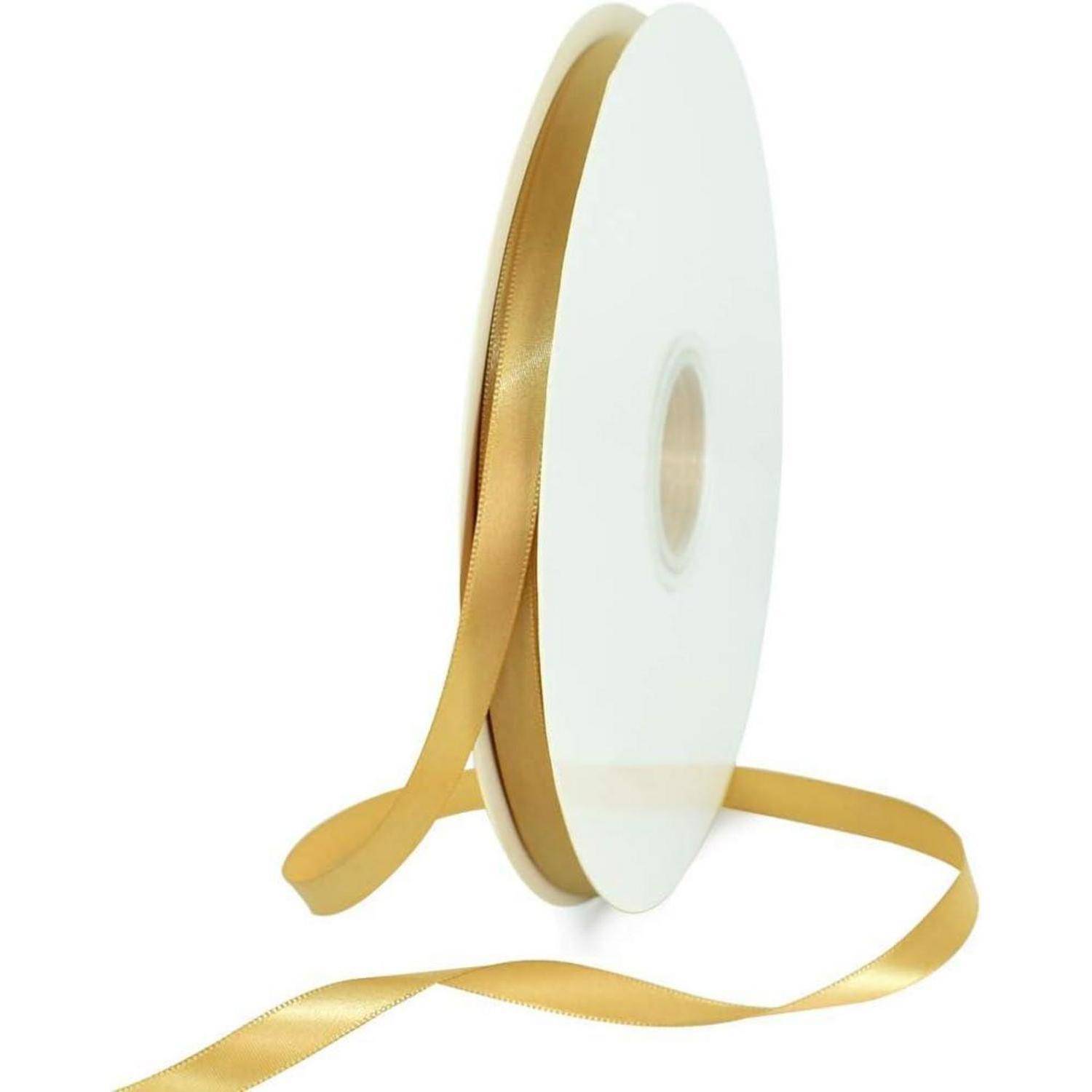Eine Goldband-Rolle mit einem entrollten Ende, geeignet zum Geschenkeverpacken oder für Bastelarbeiten.