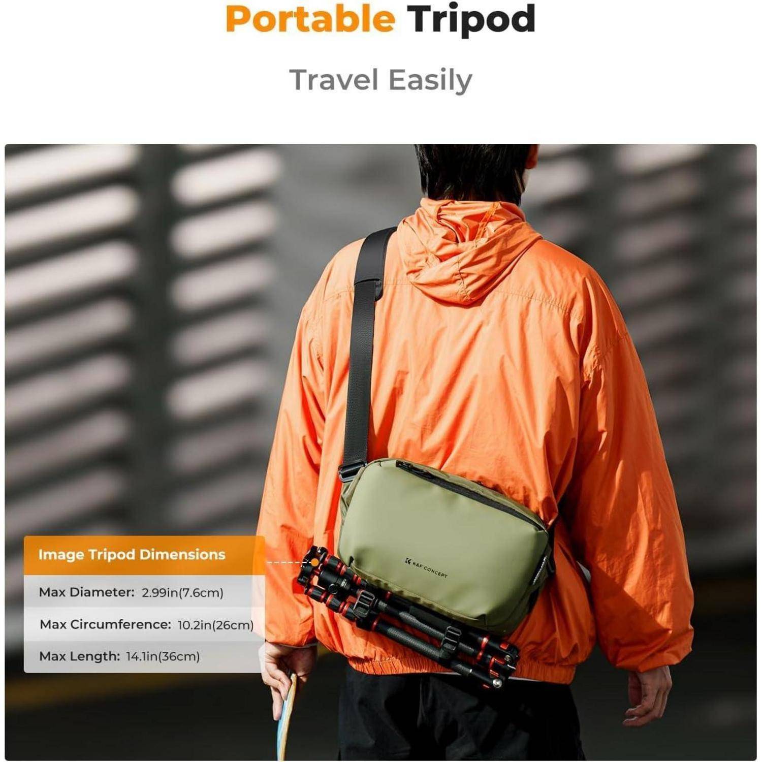 Eine Person trägt eine orangefarbene Jacke und eine grüne Tasche, an der ein kompaktes, tragbares Stativ befestigt ist, was dessen Größe und Praktikabilität veranschaulicht.