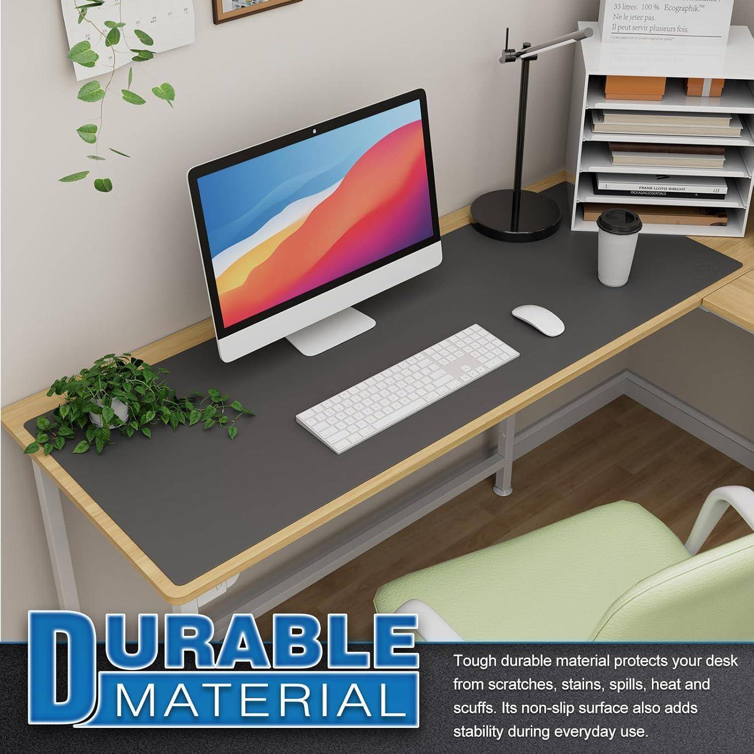 Ein Computerschreibtisch mit Monitor, Tastatur und Pflanze auf einer Holzoberfläche. Text wirbt für 