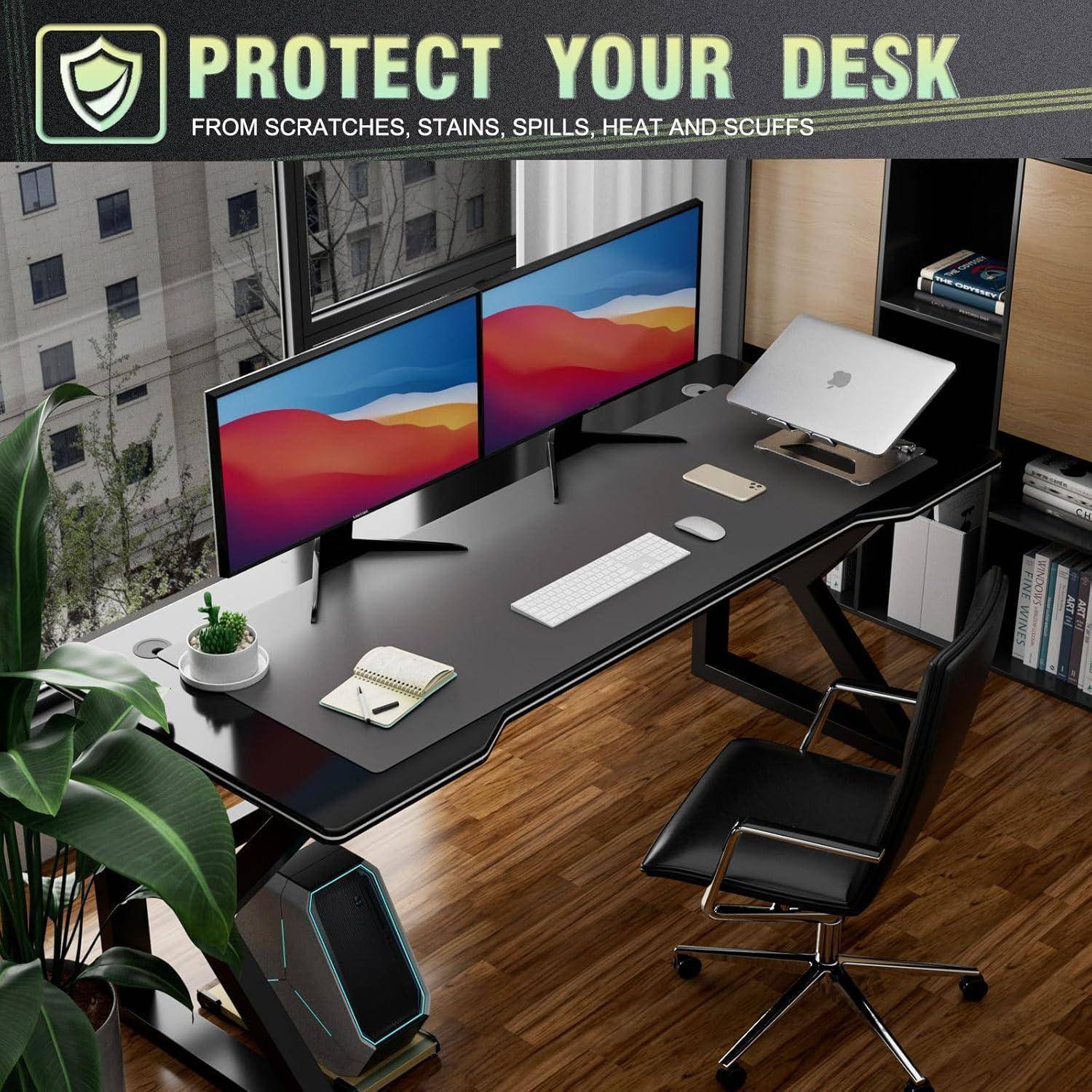 Moderne Home-Office-Einrichtung mit einem eleganten schwarzen Schreibtisch mit Dual-Monitoren, Tastatur, Maus, Laptop und Grünpflanzen. Text oben lautet: 'Schützen Sie Ihren Schreibtisch vor Kratzern, Flecken, Verschüttungen, Hitze und Abnutzung'.