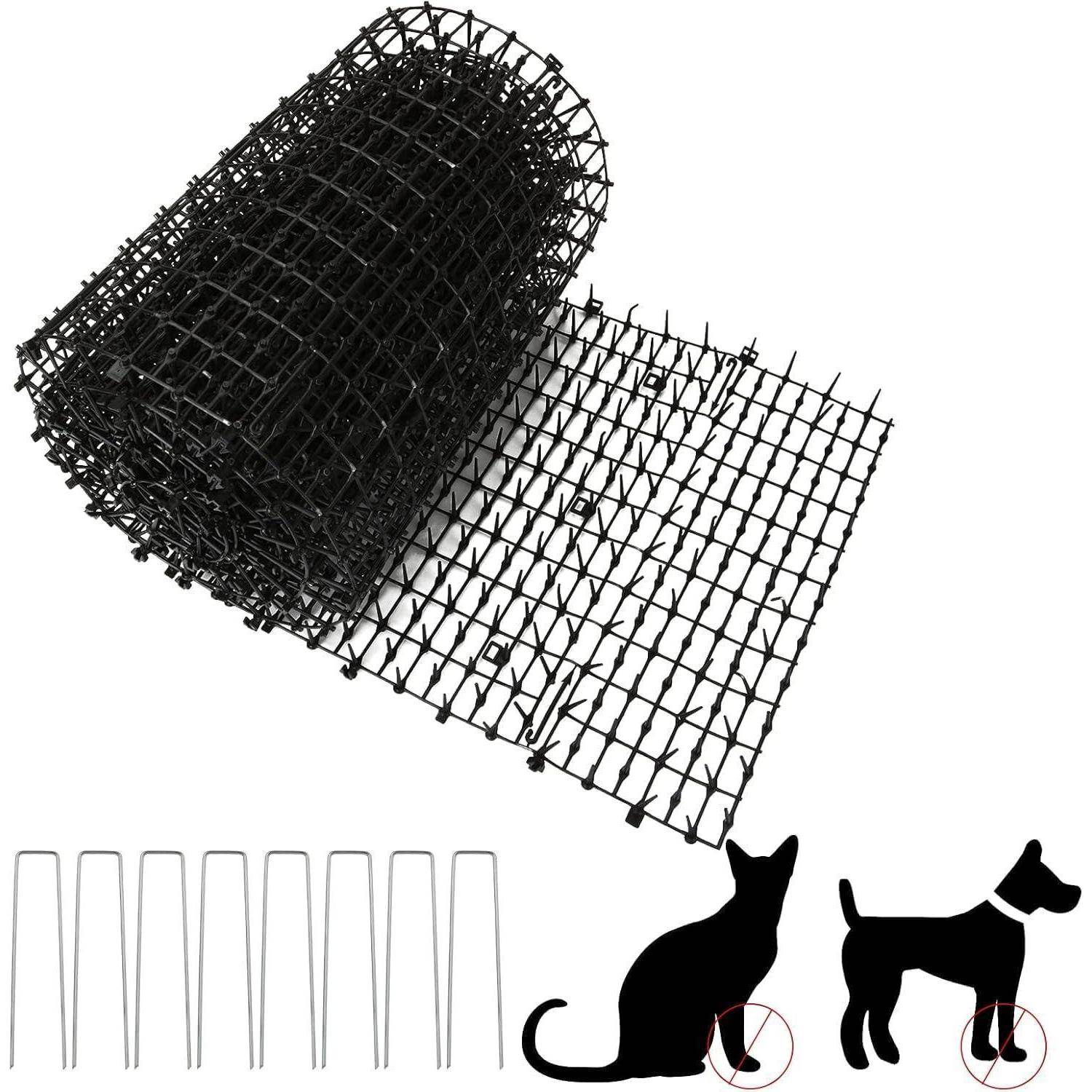 Eine Rolle von schwarzem Gartenzaungewebe neben Silhouetten einer Katze und eines Hundes, mit darunter liegenden Metallpfählen zum Befestigen.