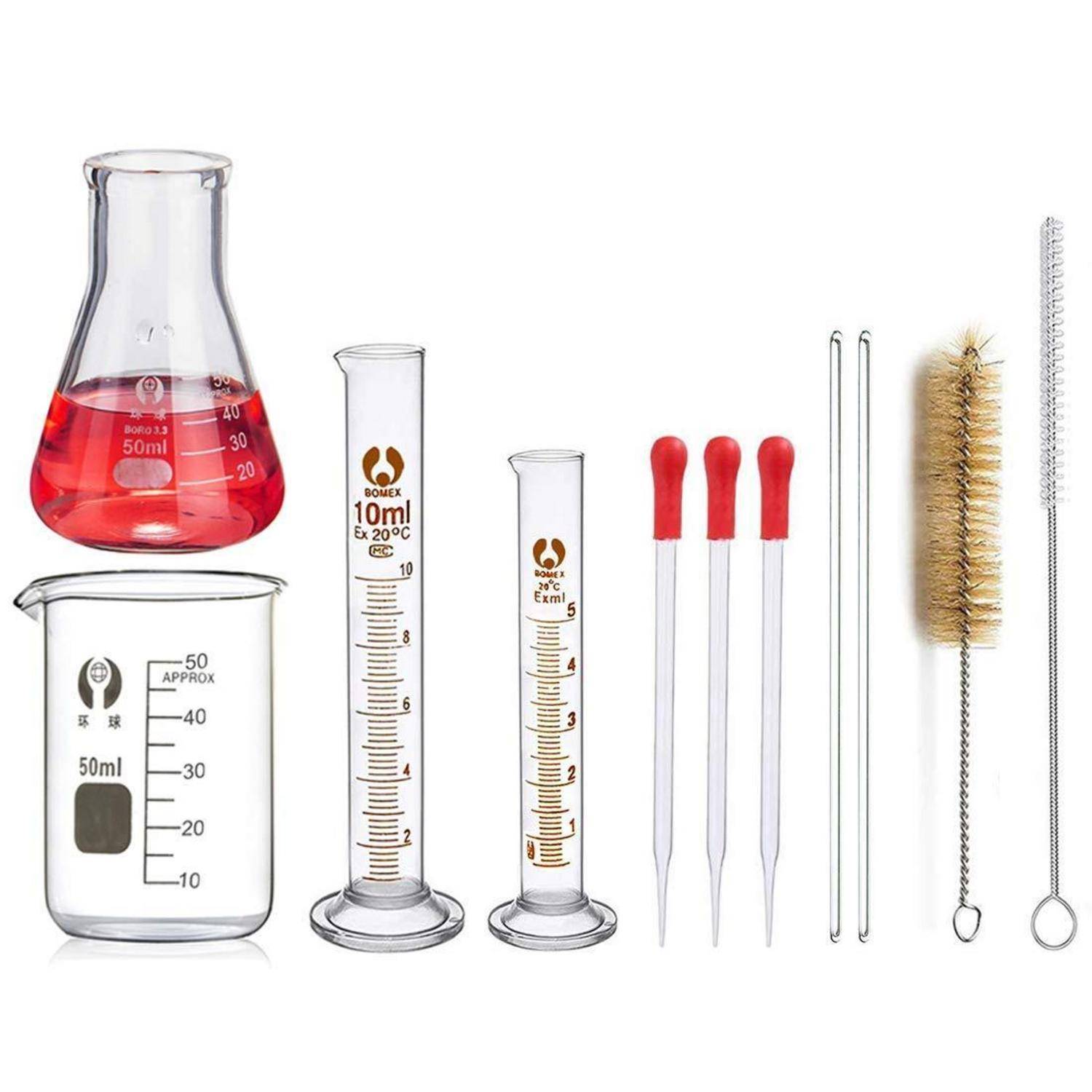 Laborwerkzeug-Set: 50-ml-Kolben mit roter Flüssigkeit, 50-ml-Becherglas, zwei Messkolben, drei Pipetten, Bürste und Rührer.