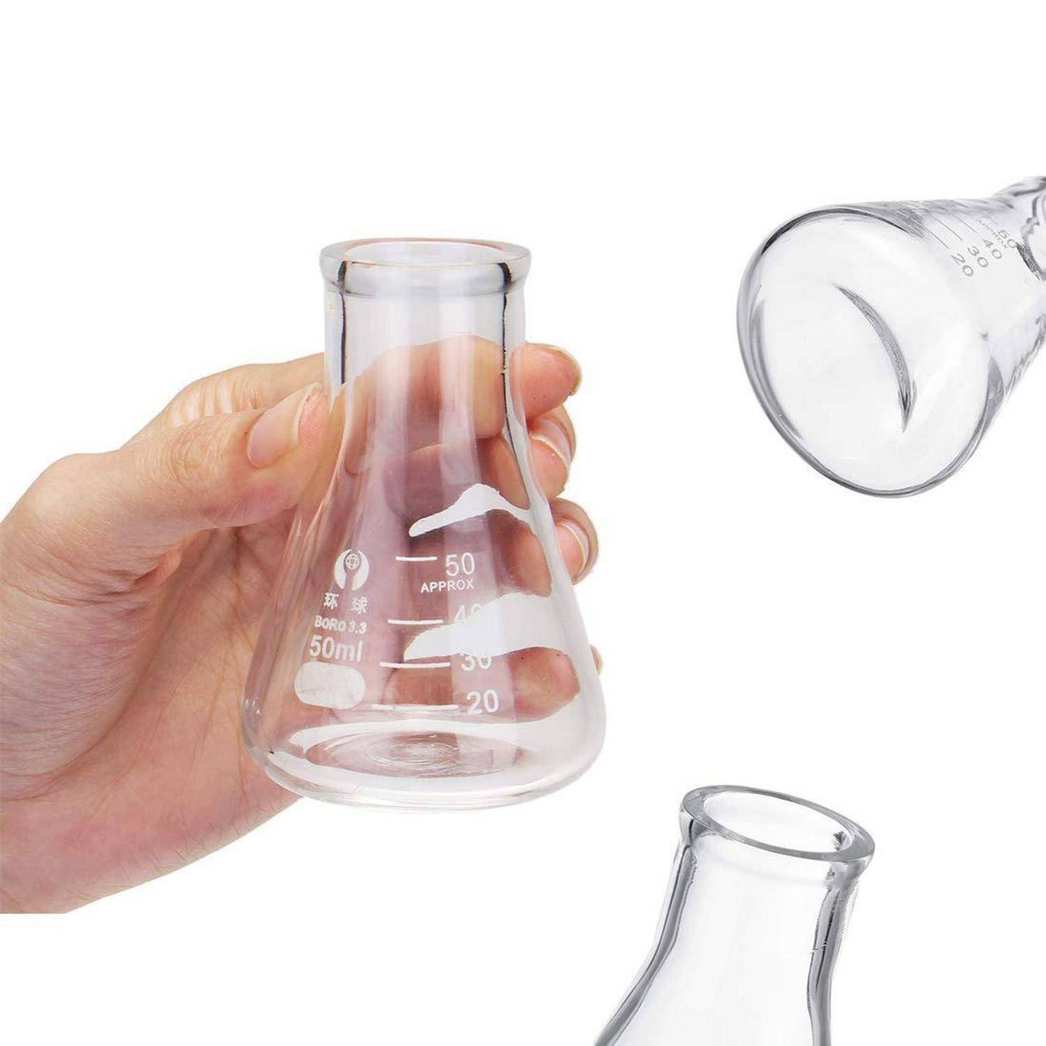 Eine Person hält einen 50-ml-transparenten Erlenmeyerkolben mit Markierungen für präzise Messungen. Zwei weitere Kolben befinden sich in der Nähe.
