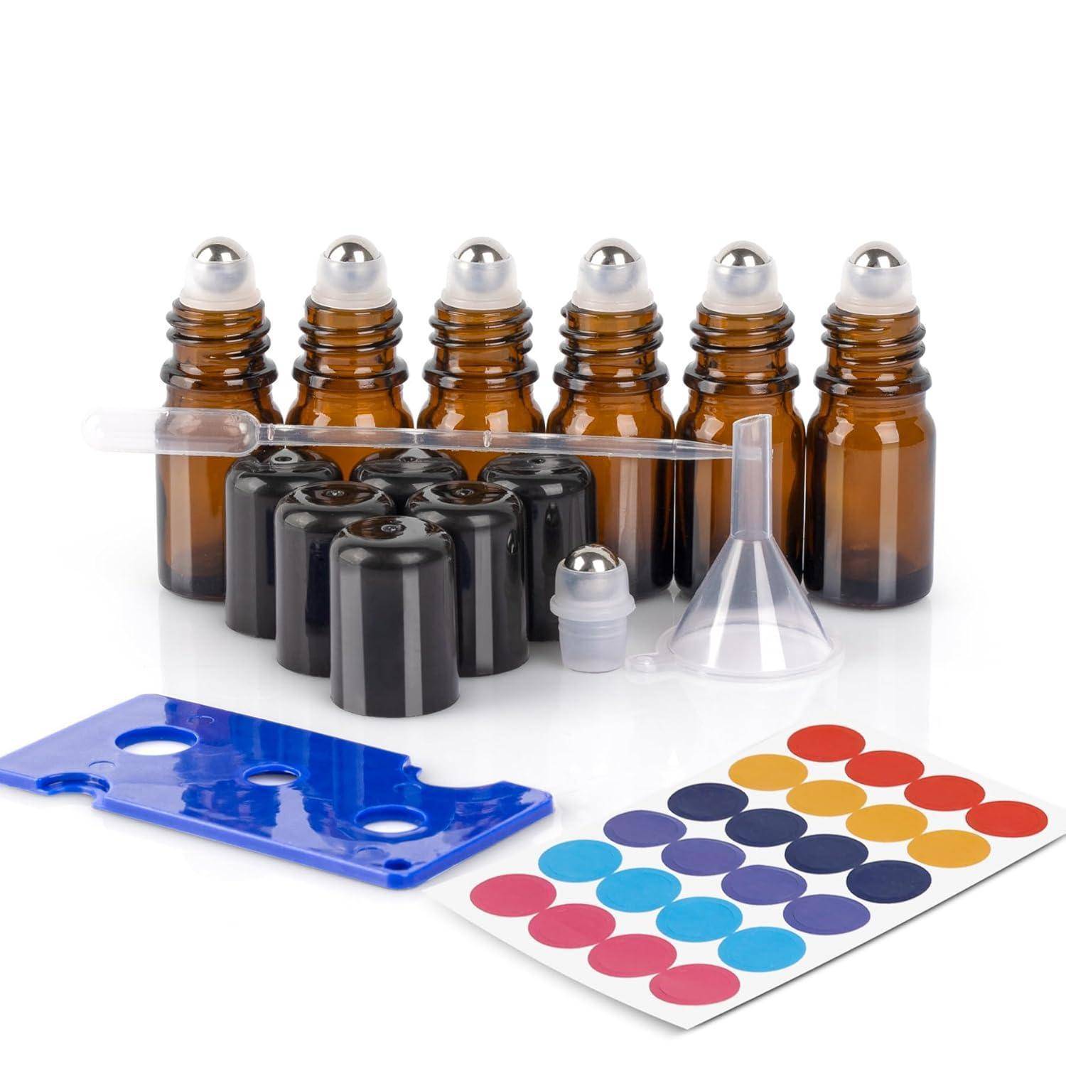 Braune Glasflacons mit Tropfenzähler und silbernen Verschlüssen, eine Pipette, ein Trichter und bunte runde Etiketten sind auf einem weißen Hintergrund angeordnet.
