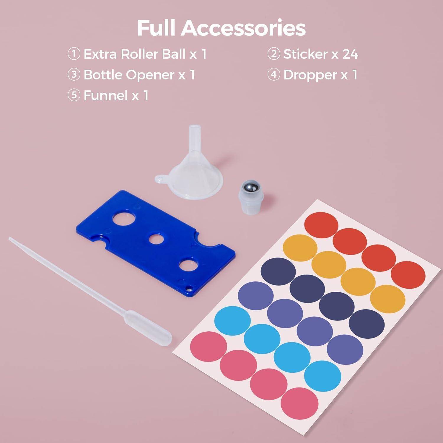 Vollständiges Zubehör: 1 zusätzliche Rollkugel, 1 Flaschenöffner, 1 Trichter, 24 Aufkleber, 1 Tropfer.' Mit bunten Aufklebern präsentiert.